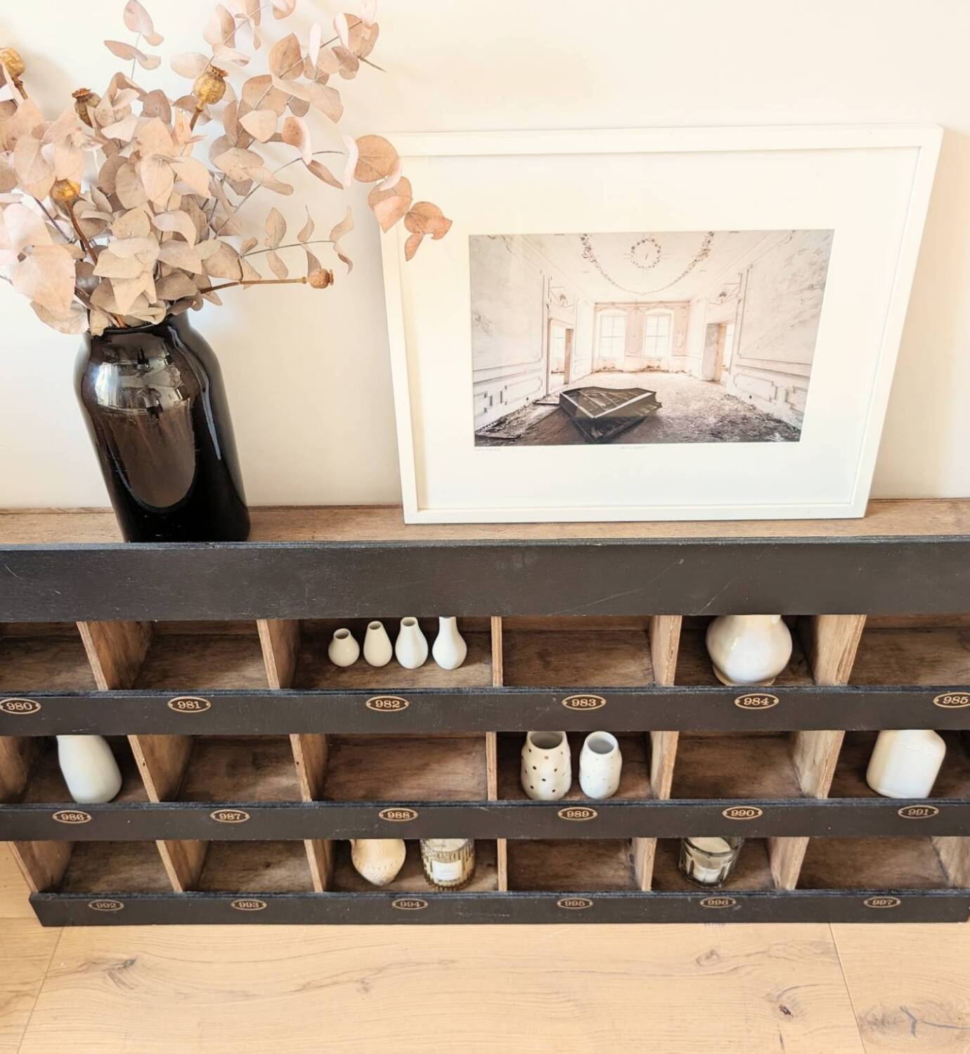 Hotel locker cabinet