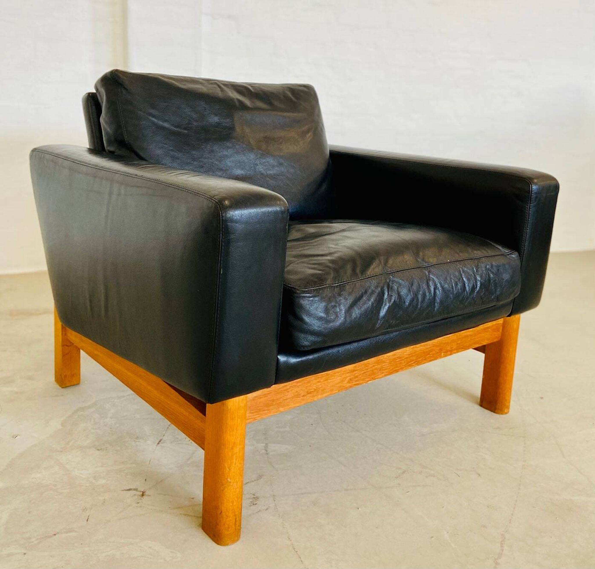 VINTAGE MID-CENTURY POUL M. VOLTHER  LEATHER AND OAK LOUNGE CHAIR 1960,s