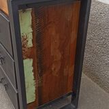 Petite commode en bois coloré et tiroirs en métal