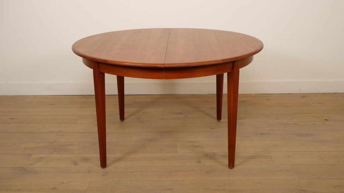 Vintage round dining table | extendable | teak | 125 - 185 cm
