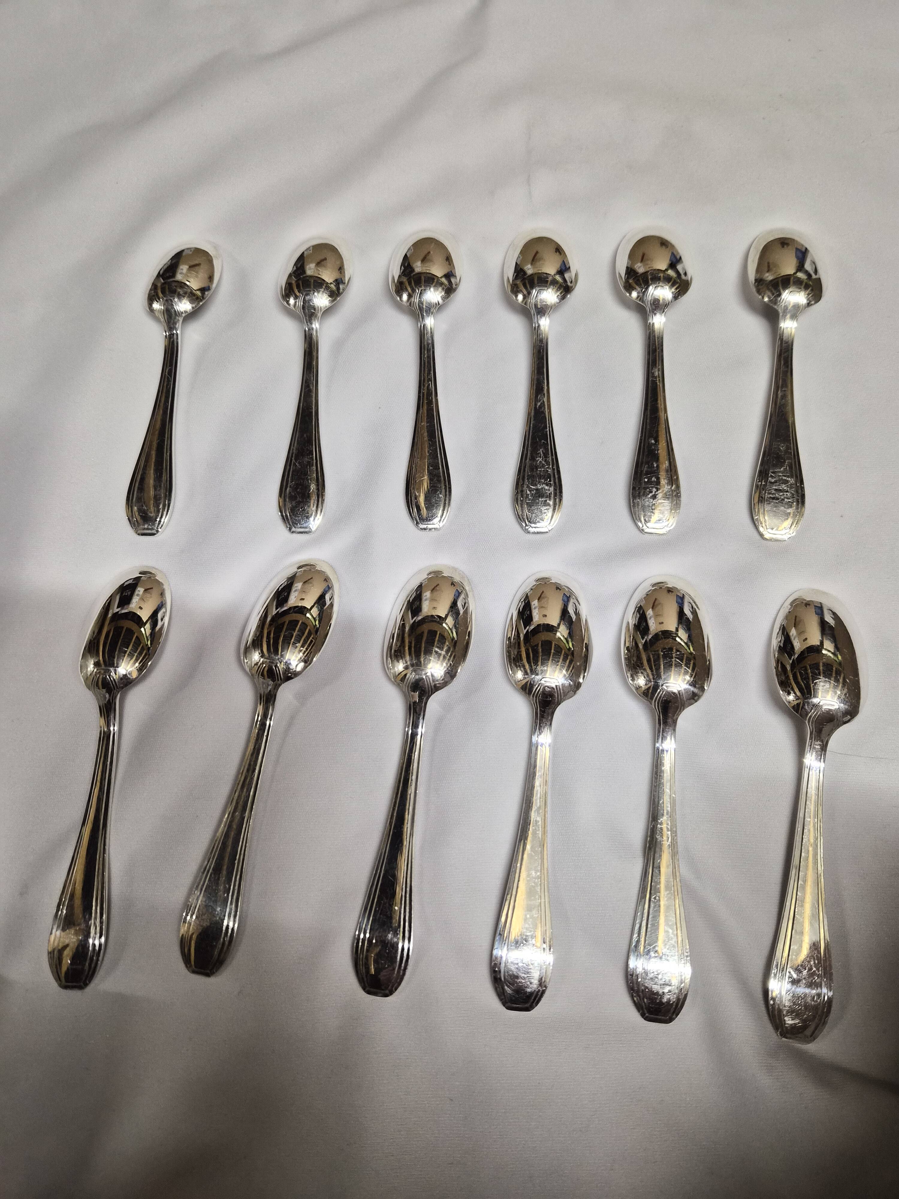 12 silver-plated metal teaspoons with a hallmark of 18.