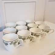 Série de 11 tasses en porcelaine