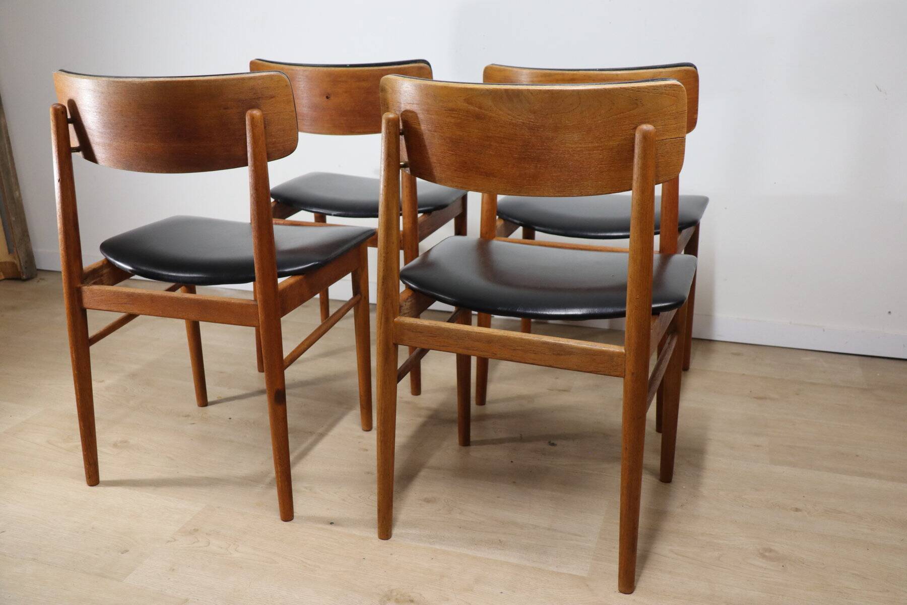 Set of 4 Scandinavian chairs in teak and black faux leather – 1960s