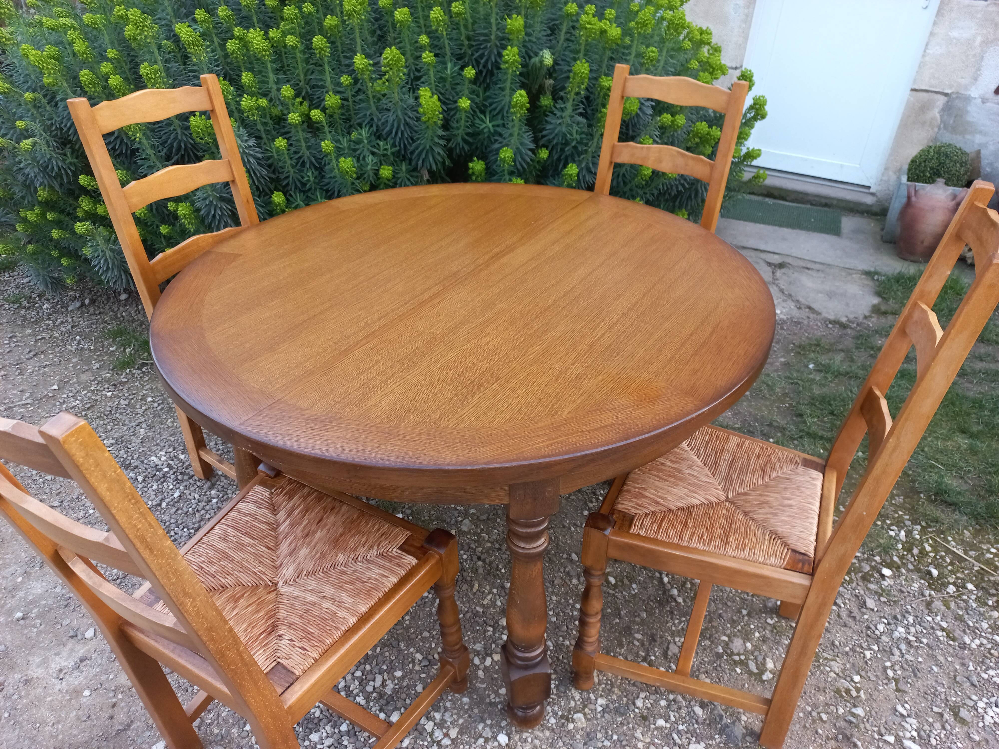 Table and 4 chairs + extension