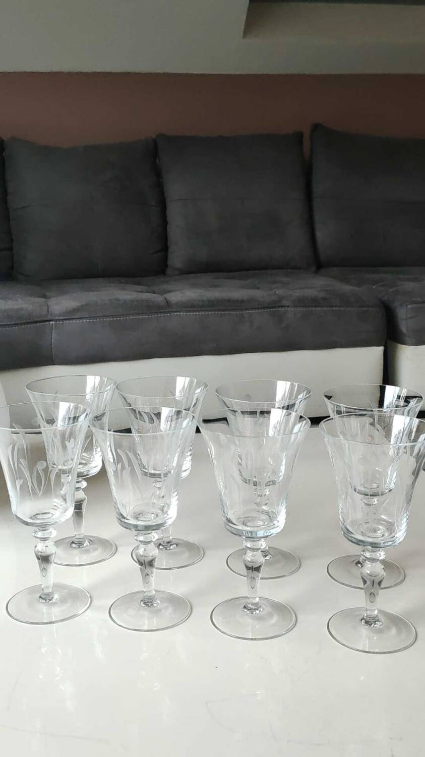 Set of 8 glasses with flared neck, in crystal. With frosted plant decoration. Height 16 cm