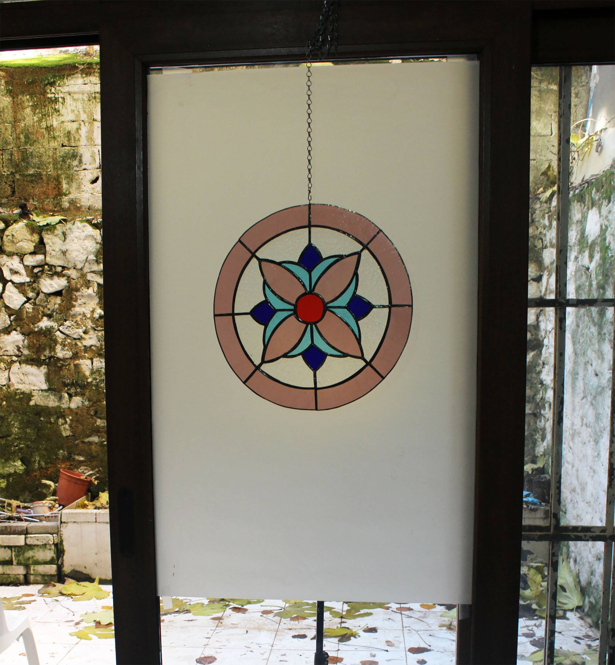 Vitrail circulaire décoratif à motif floral – Verre coloré fait main, Ø 40