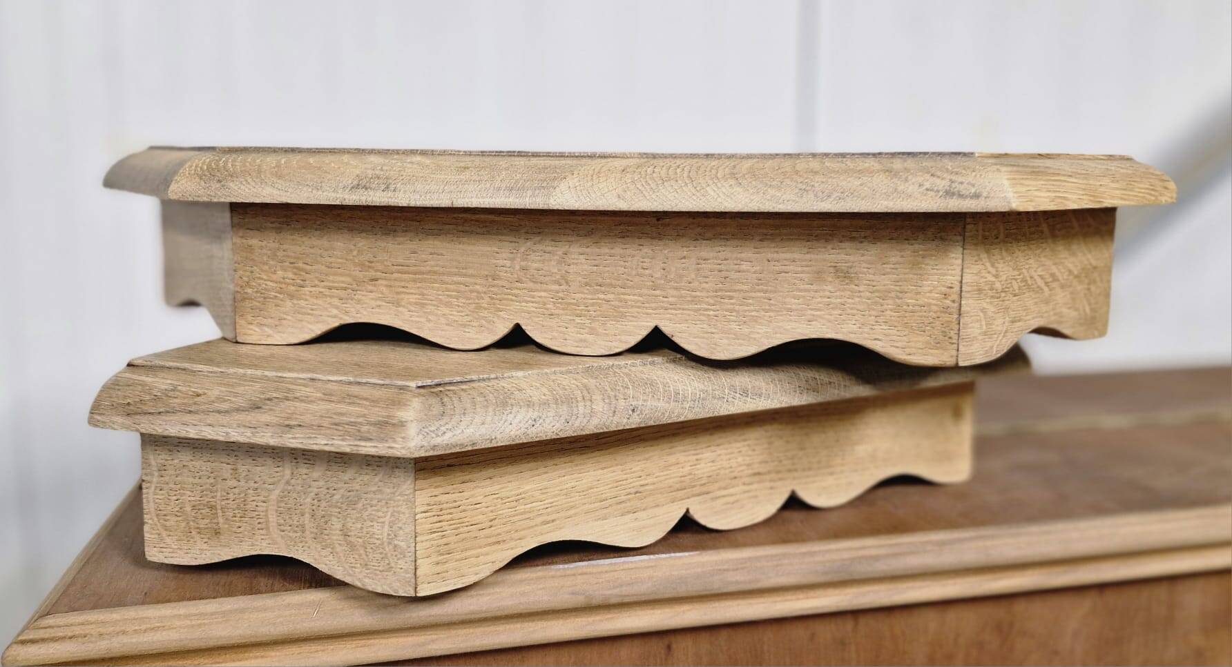 Lot of corner shelves