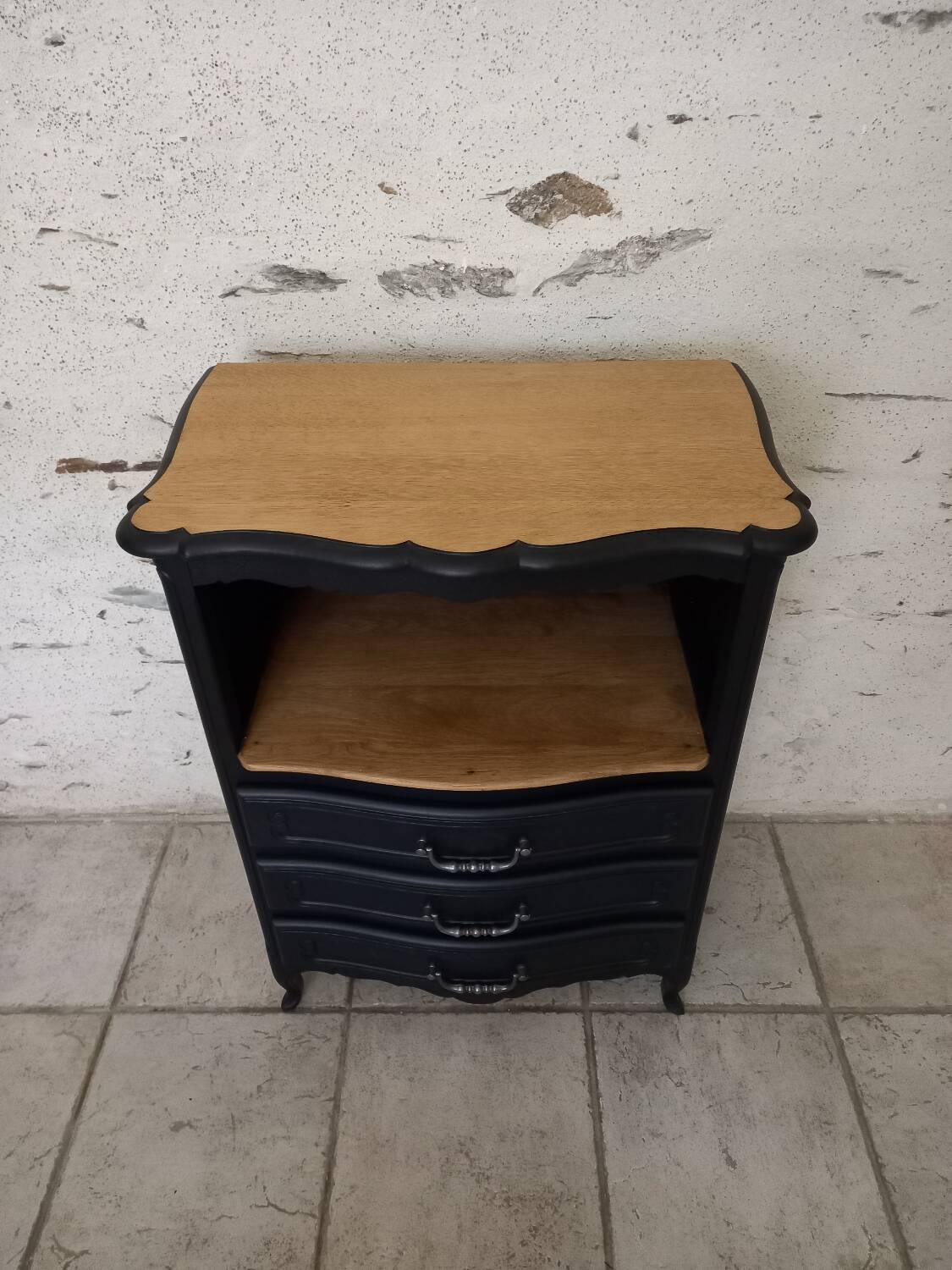 Chiffonnier en bois brut et peint en noir