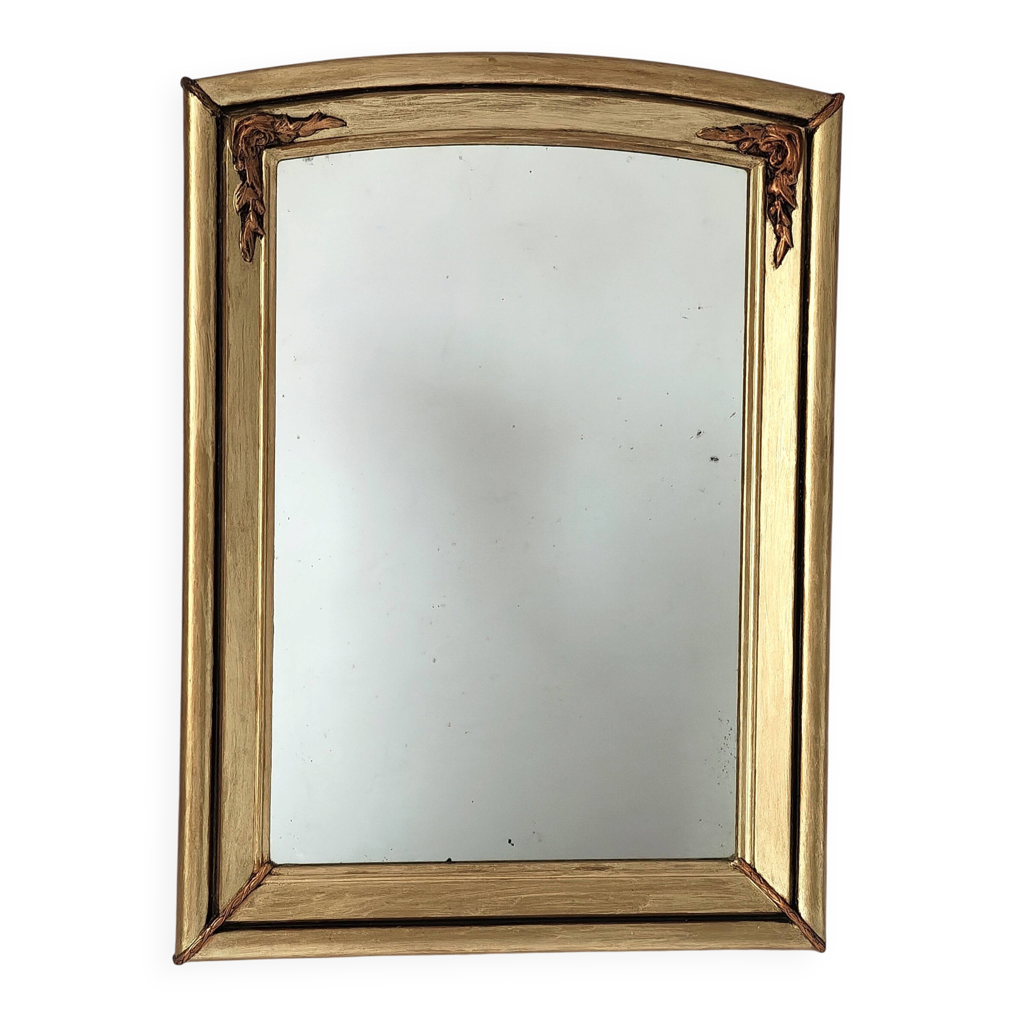 Art Deco mirror in gilded wood with curved floral decorations.
