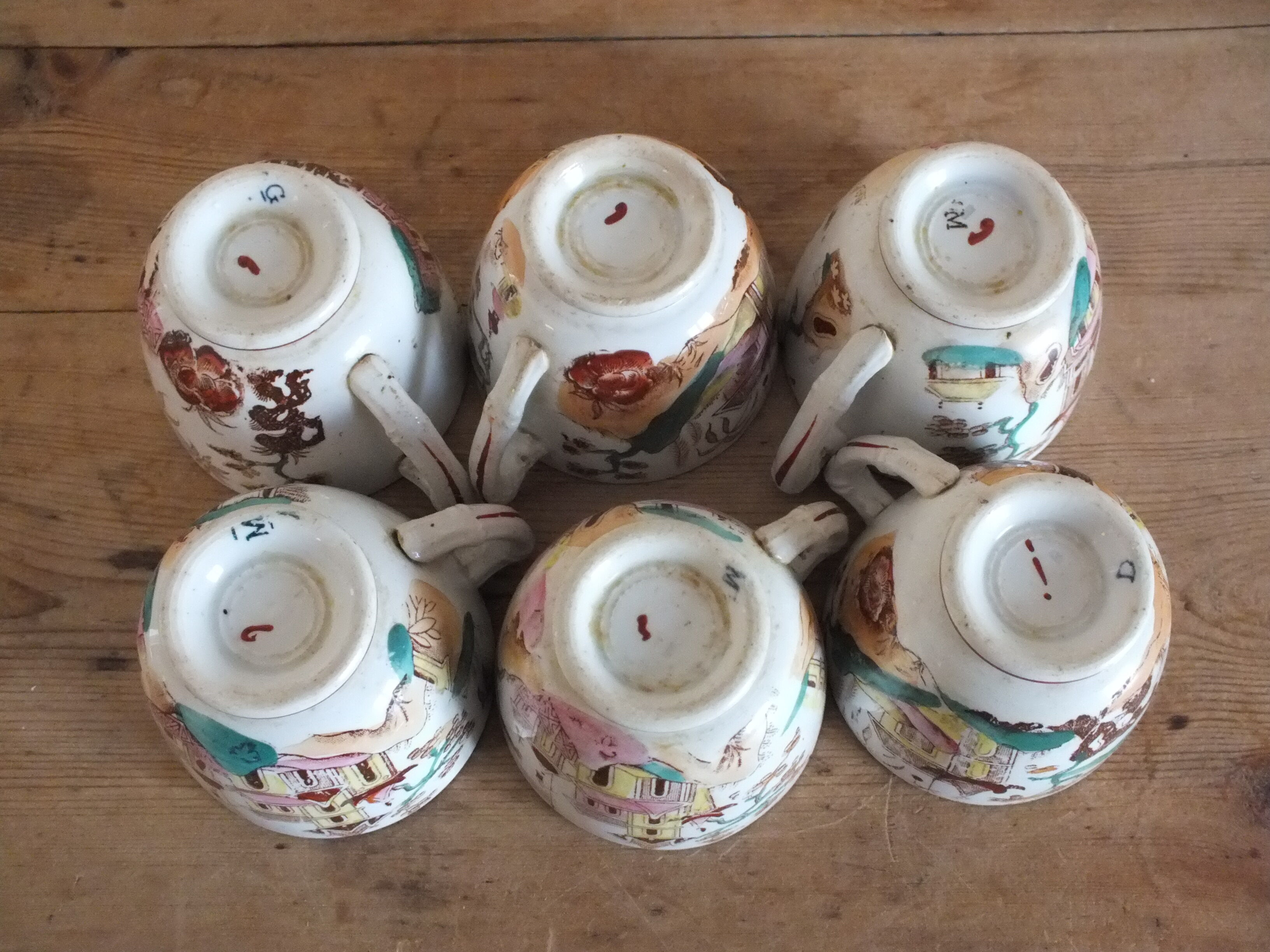 6 teacups in Japanese décor tiled at the Pagoda