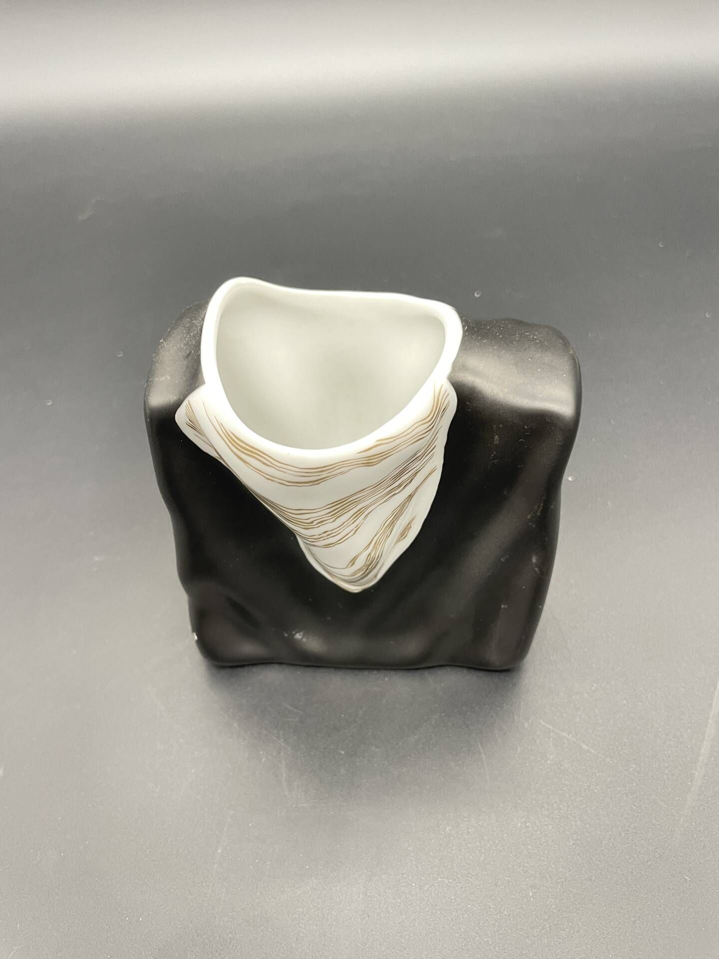 Sculptural vintage vase Eschenbach Bavaria – black and white porcelain