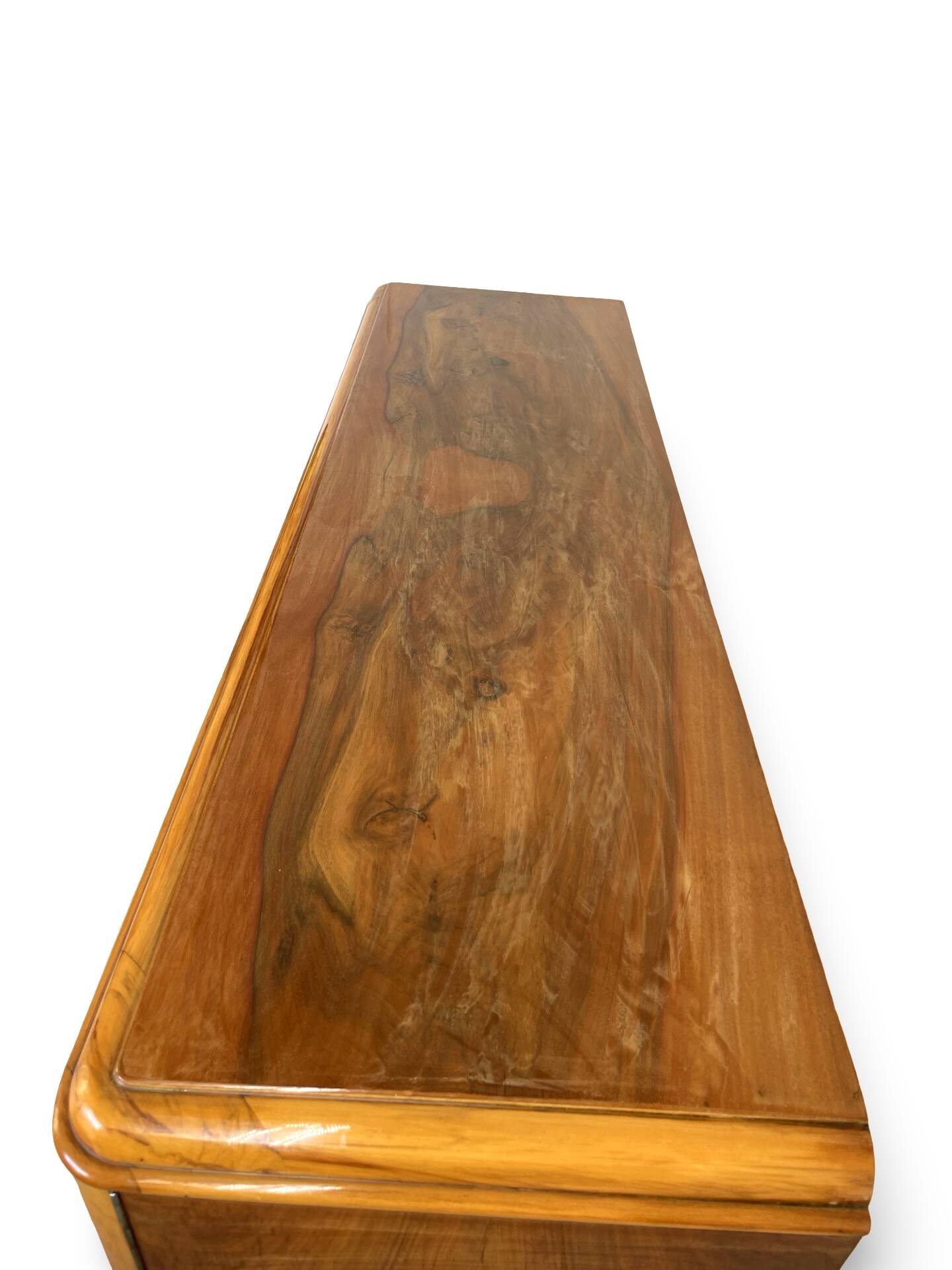 Italian Art deco burl walnut sideboard, of great quality.
