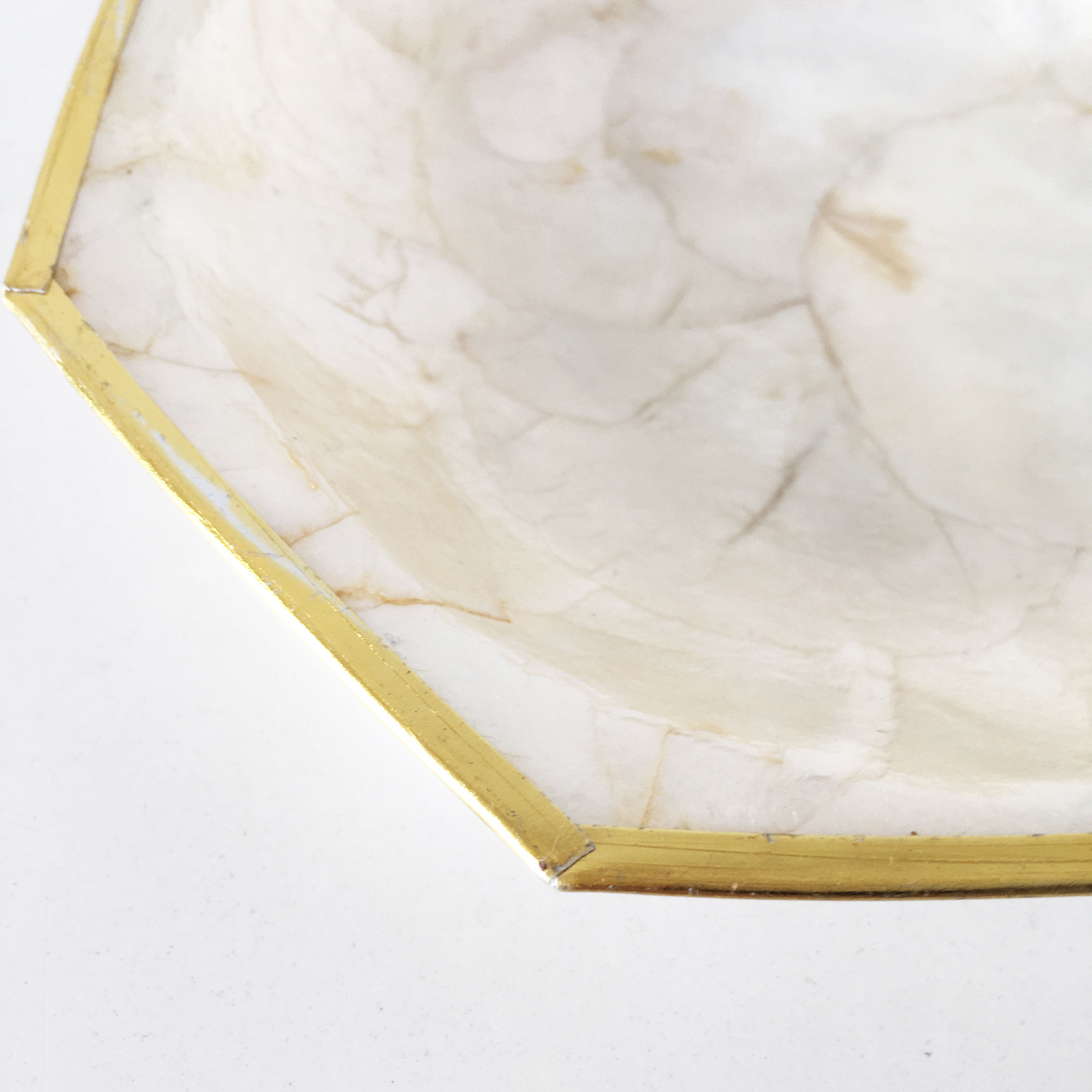 Vintage cup in mother-of-pearl and gold ledé