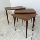 Tables gigognes scandinaves en teck du milieu du siècle, ensemble de 3