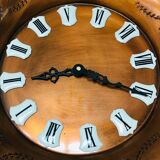 Horloge murale en cuivre avec chiffres romains émaillés