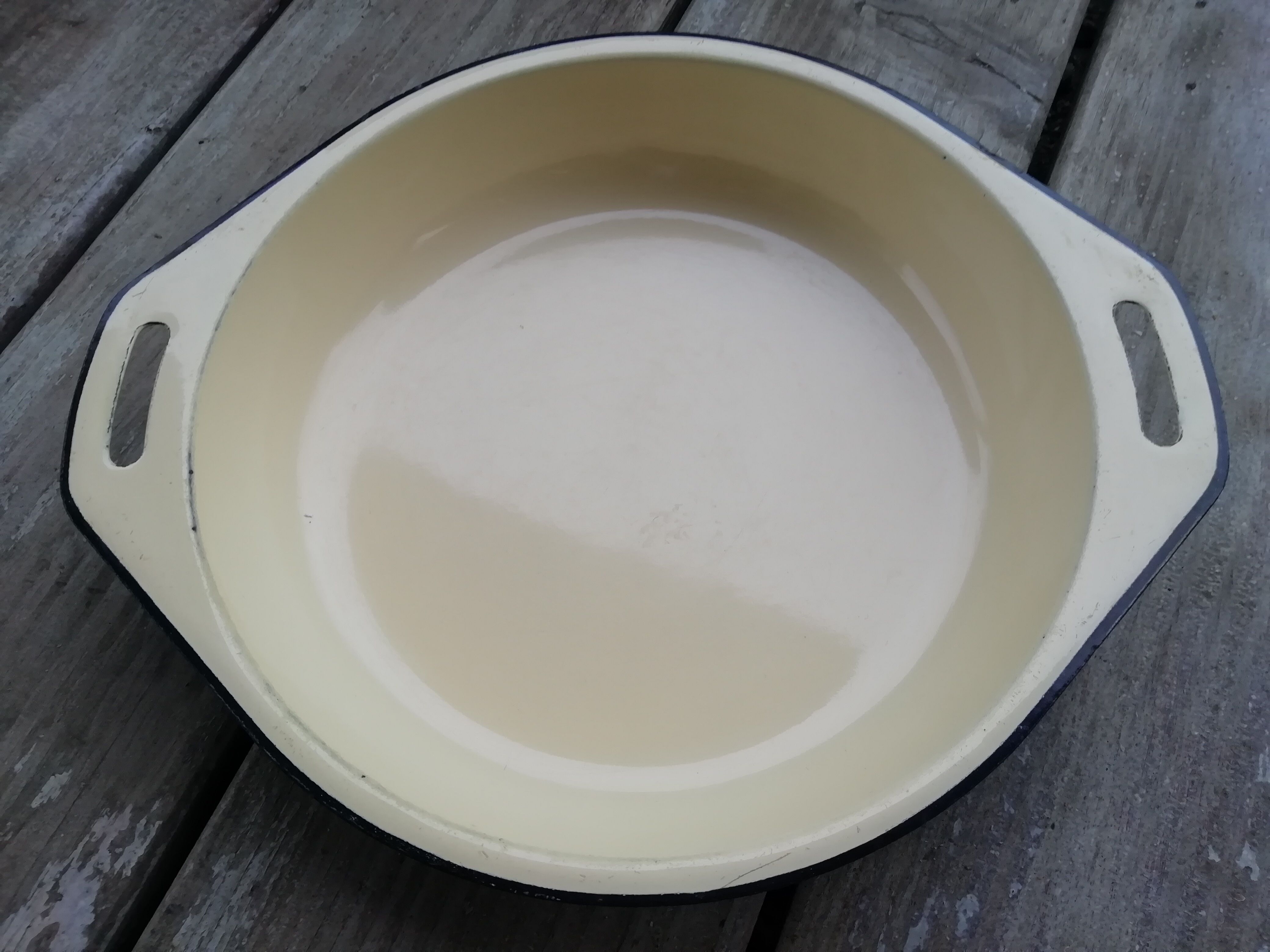 Enamelled sheet metal dish