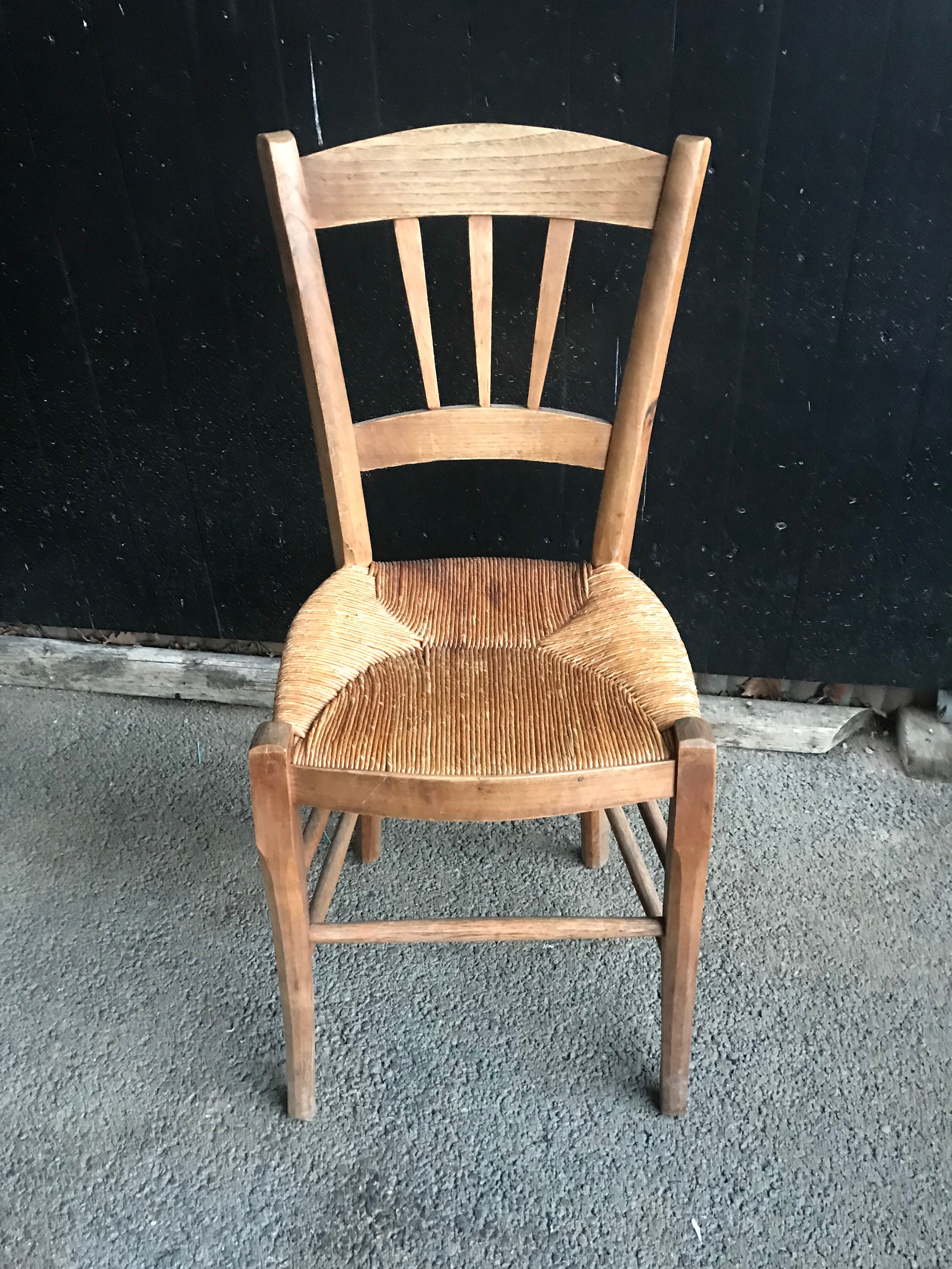 Chaise en bois ancienne
