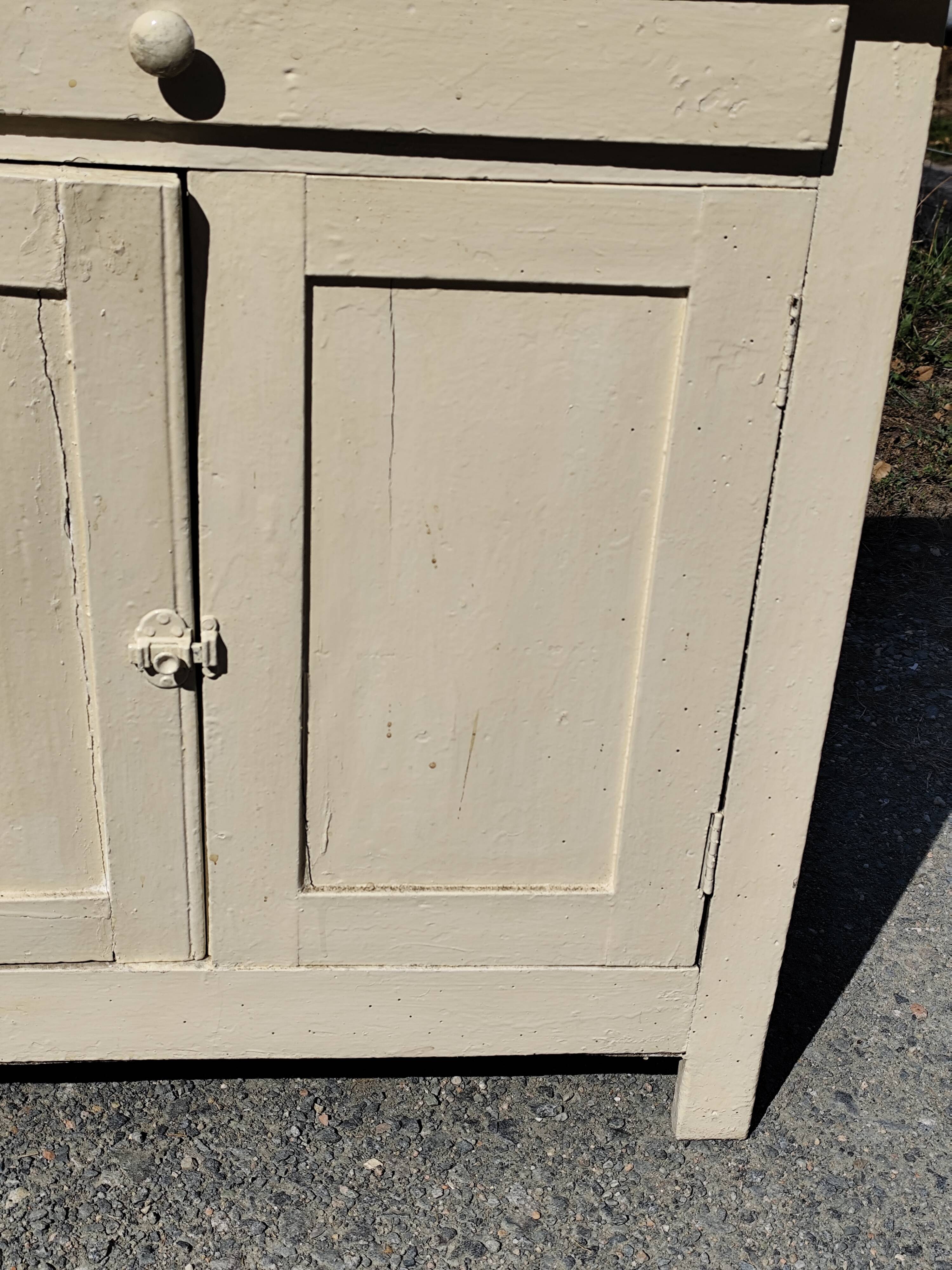Small Parisian sideboard with one drawer and two doors, white lacquered