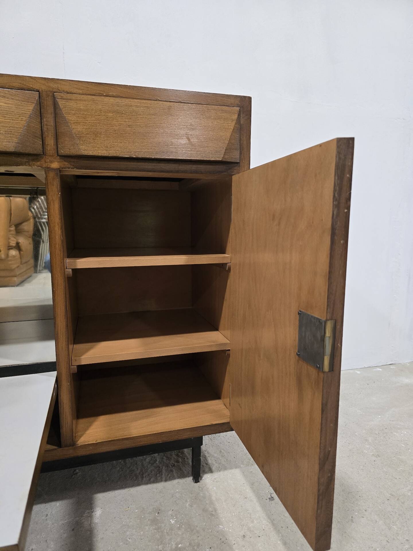 Buffet de bureau en bois dur de style mid-century avec bar, tiroirs et étagère.
