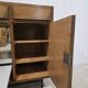 Buffet de bureau en bois dur de style mid-century avec bar, tiroirs et étagère.