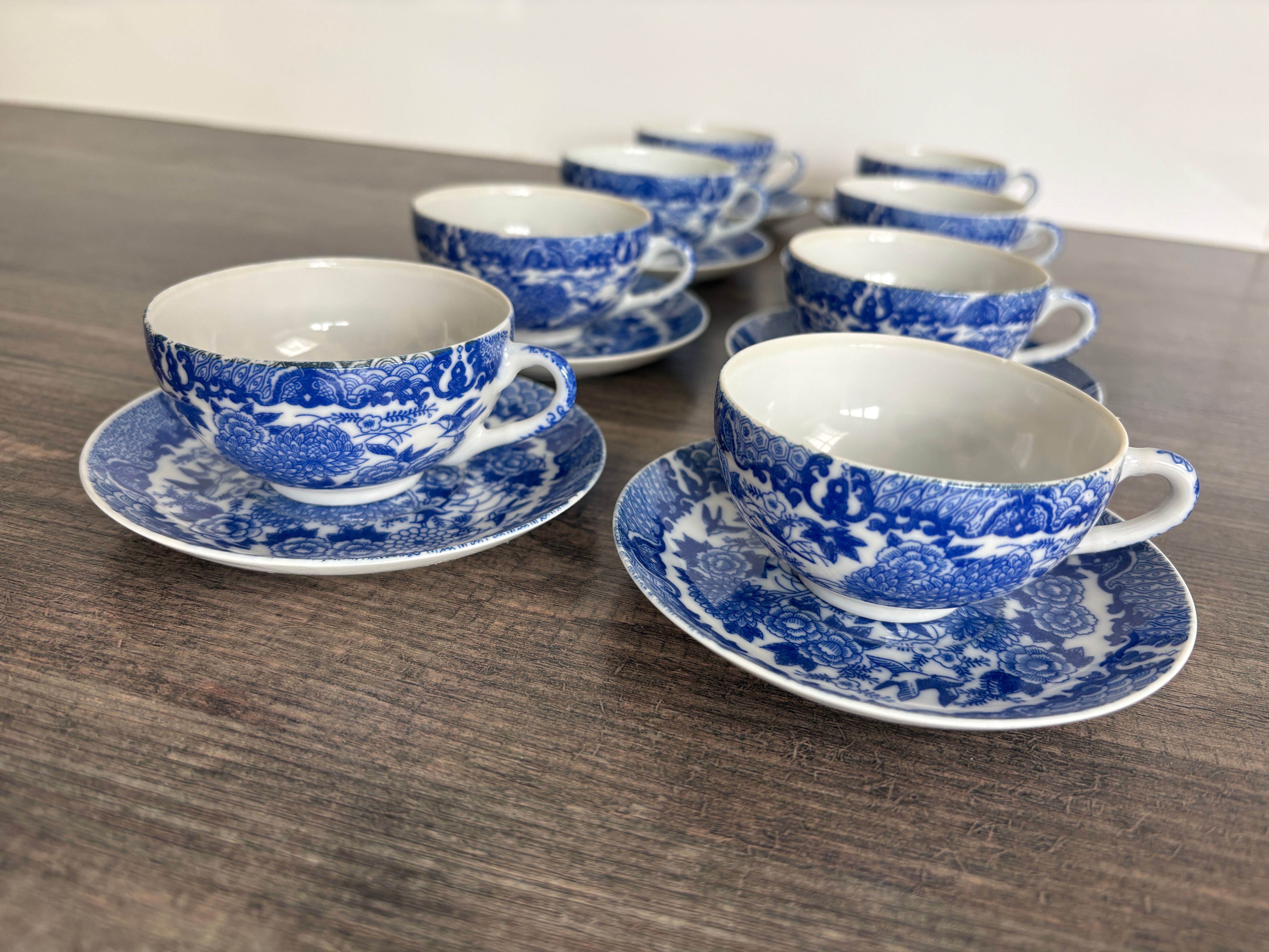 Service of 8 cups and saucers in Chinese blue porcelain.