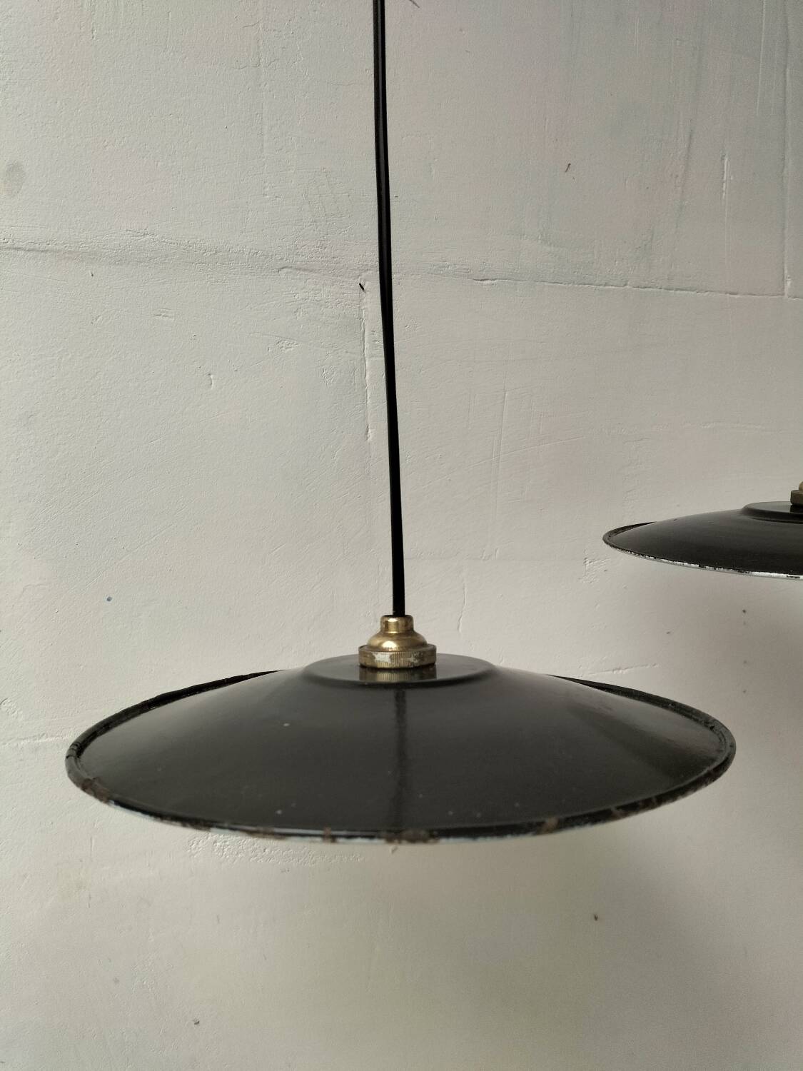 Enamelled sheet metal suspensions