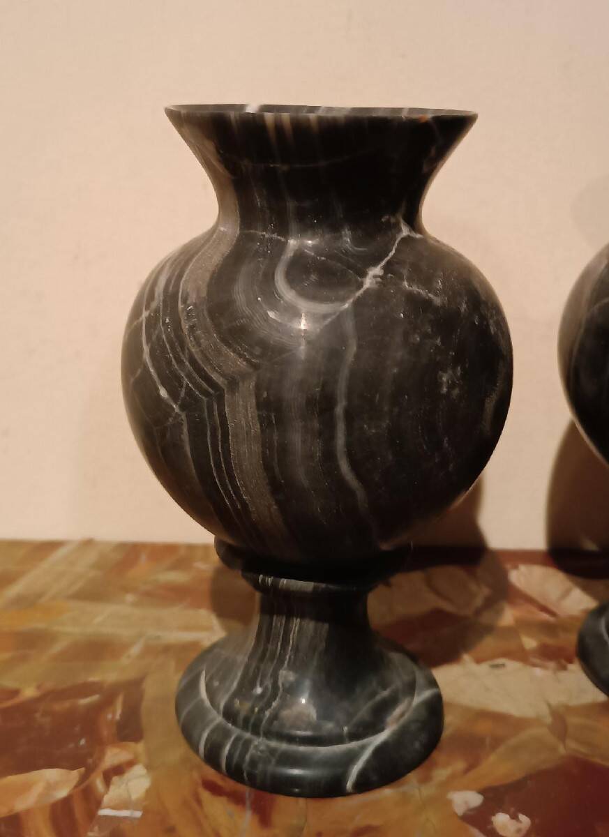 Pair of black serpentine marble vase-urns, early 20th century, Empire style