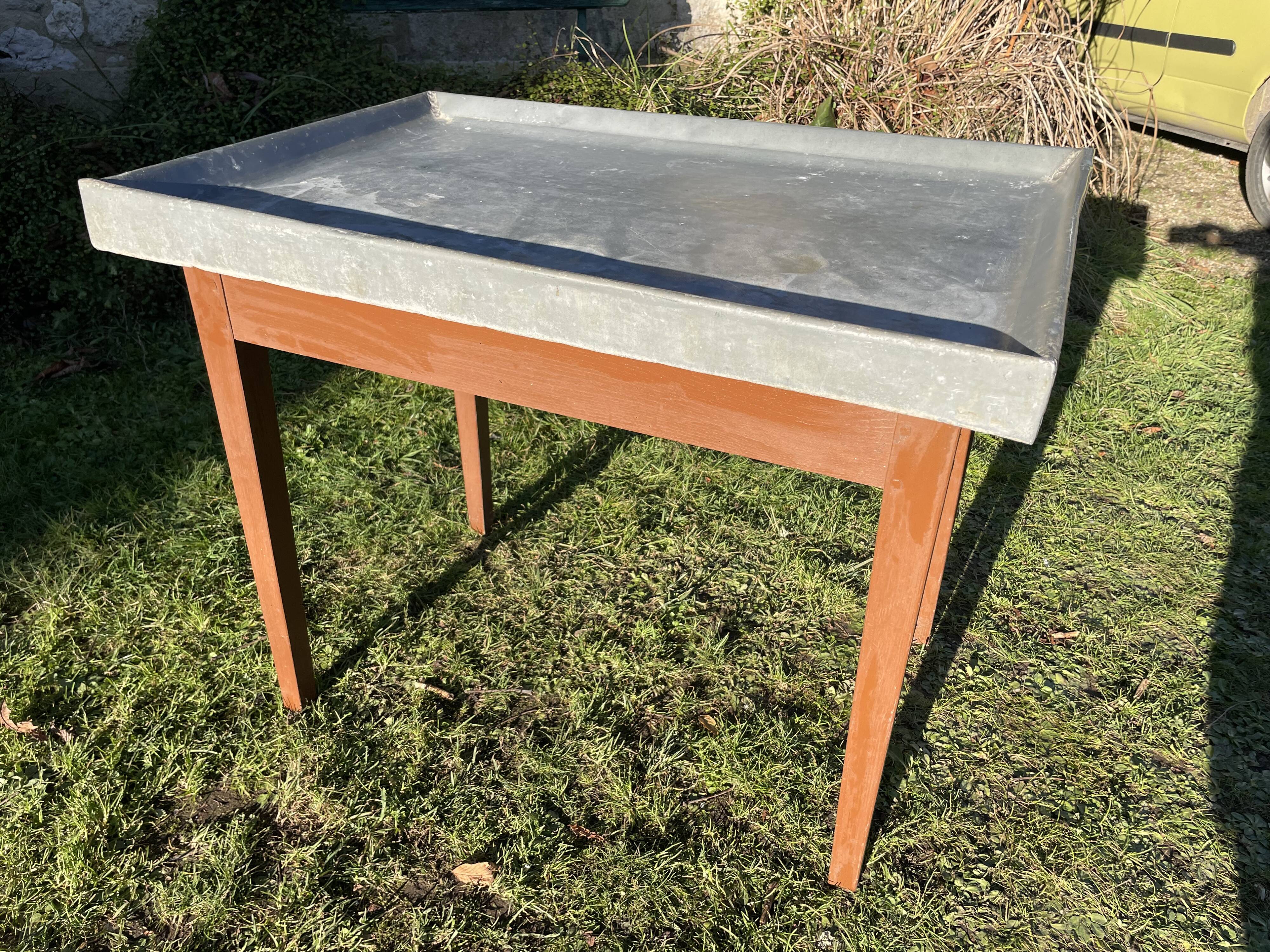 Desserte ou table de rempotage