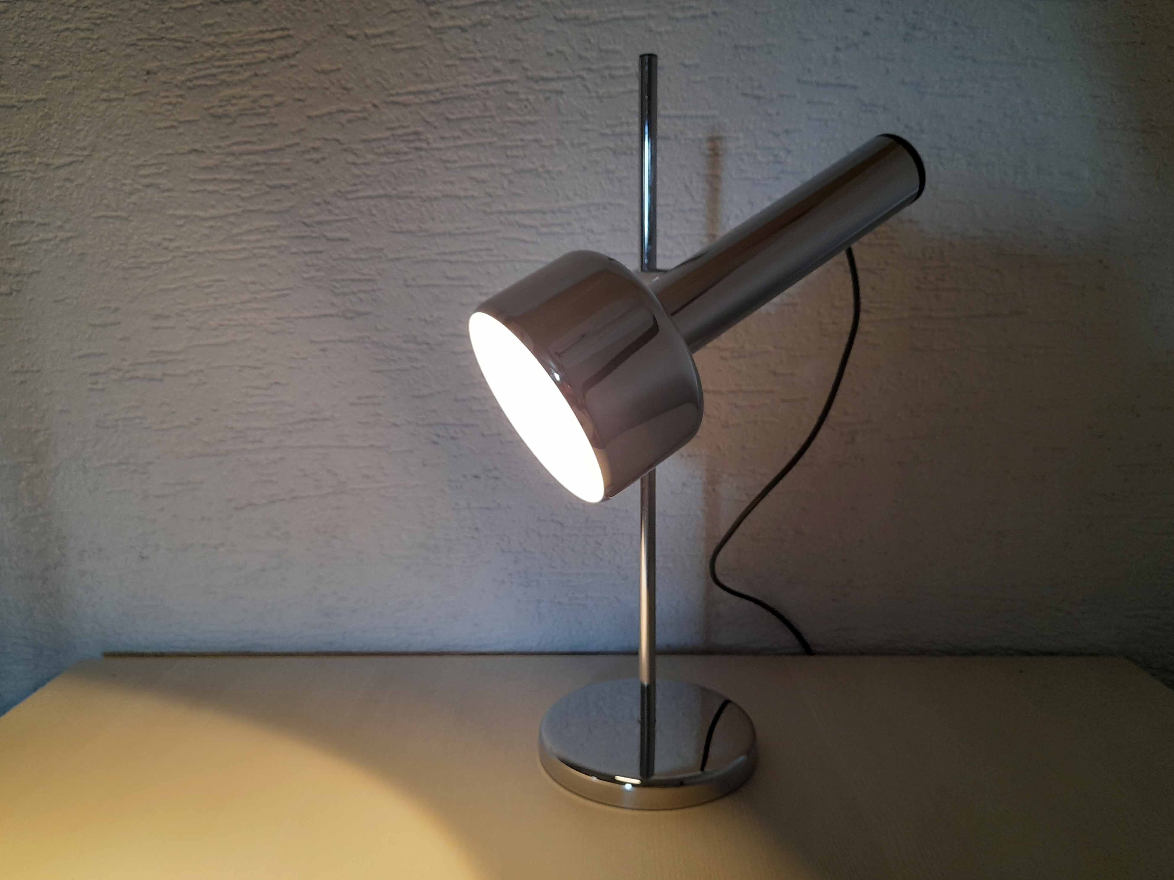 Lampe de bureau en métal chromé