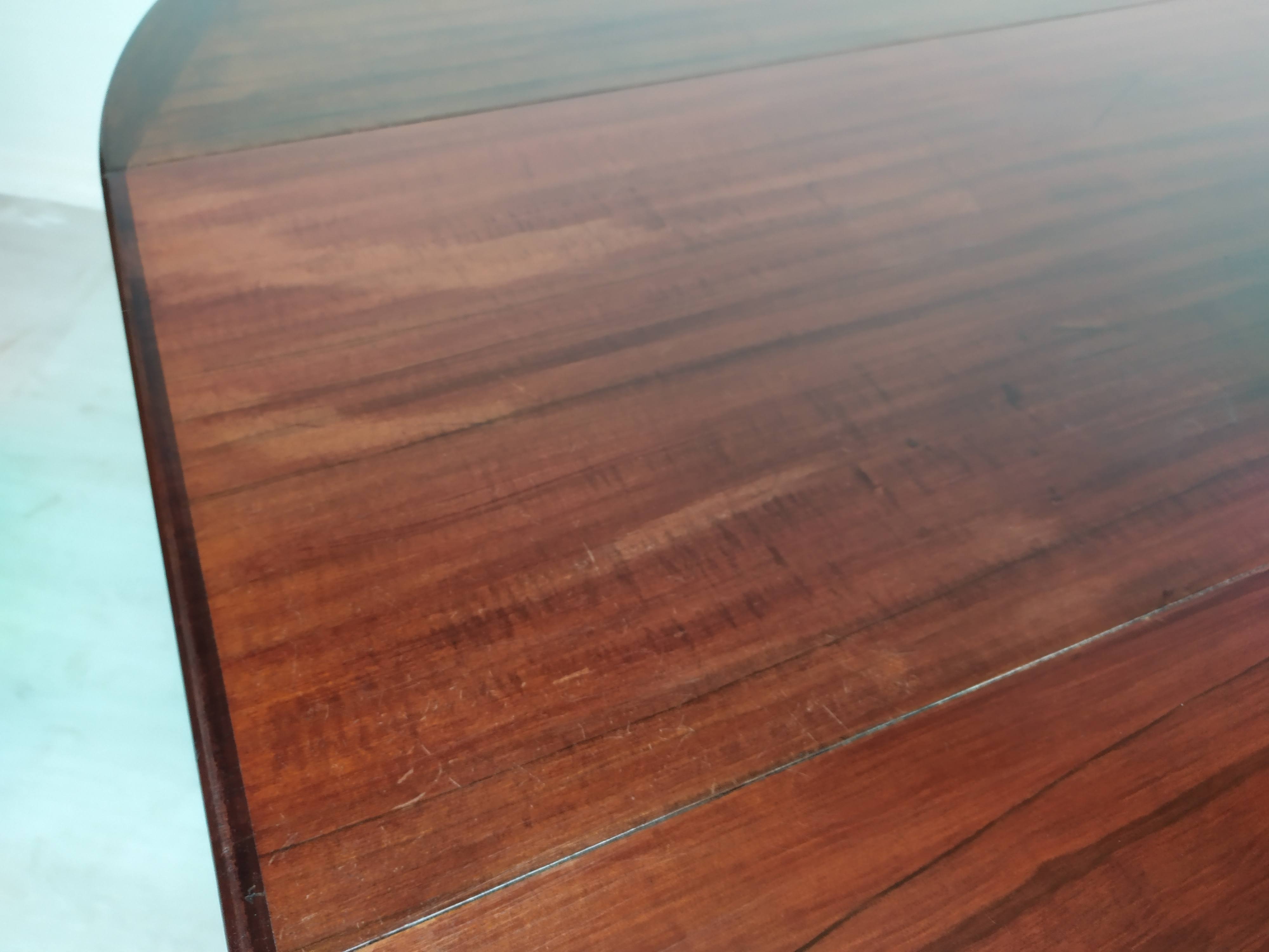 Scandinavian extendable table