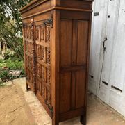 Meuble espagnol bois sculpté profils et armoiries 1950