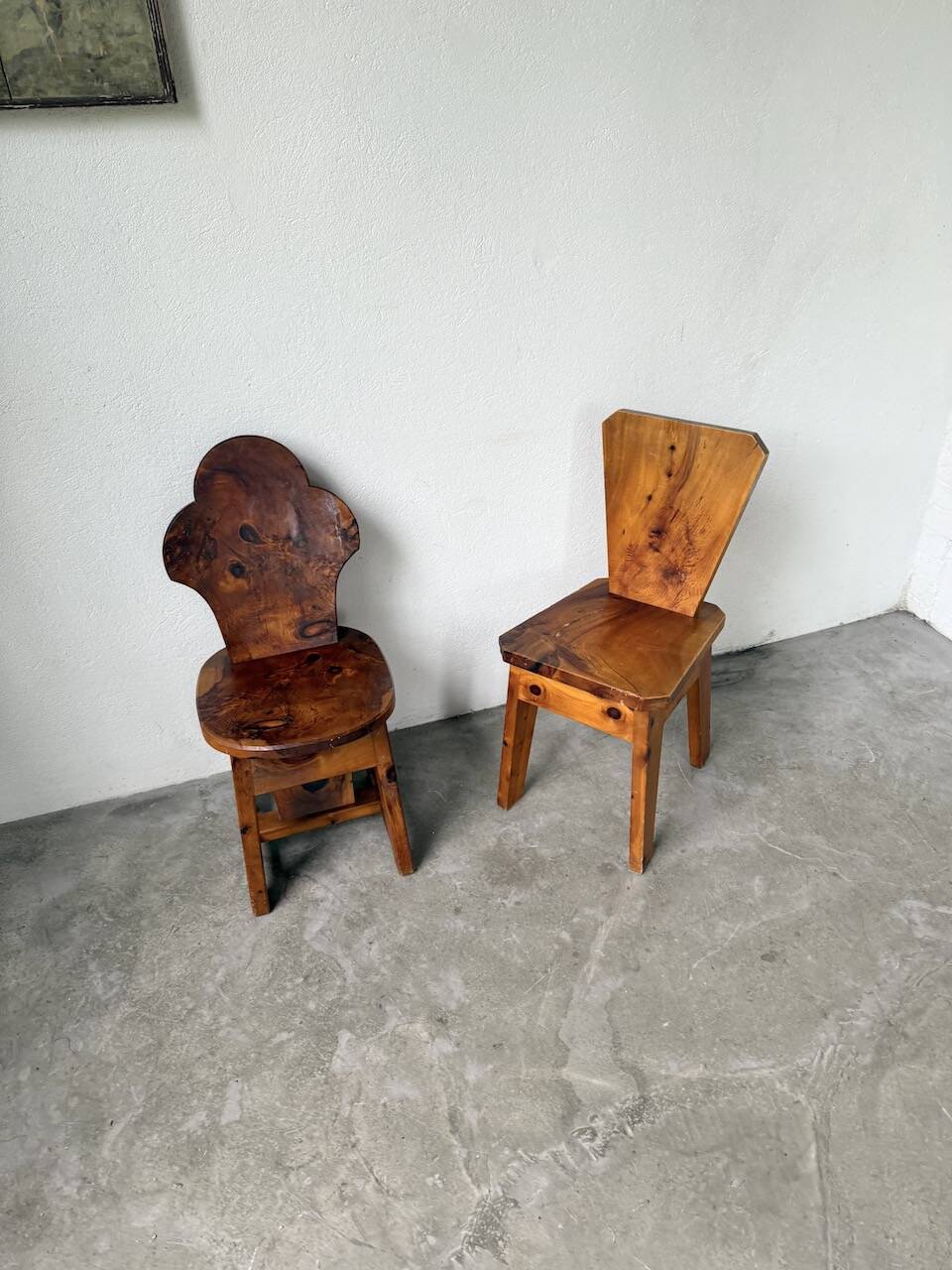 Paire de chaises brutalistes savoyardes en pin