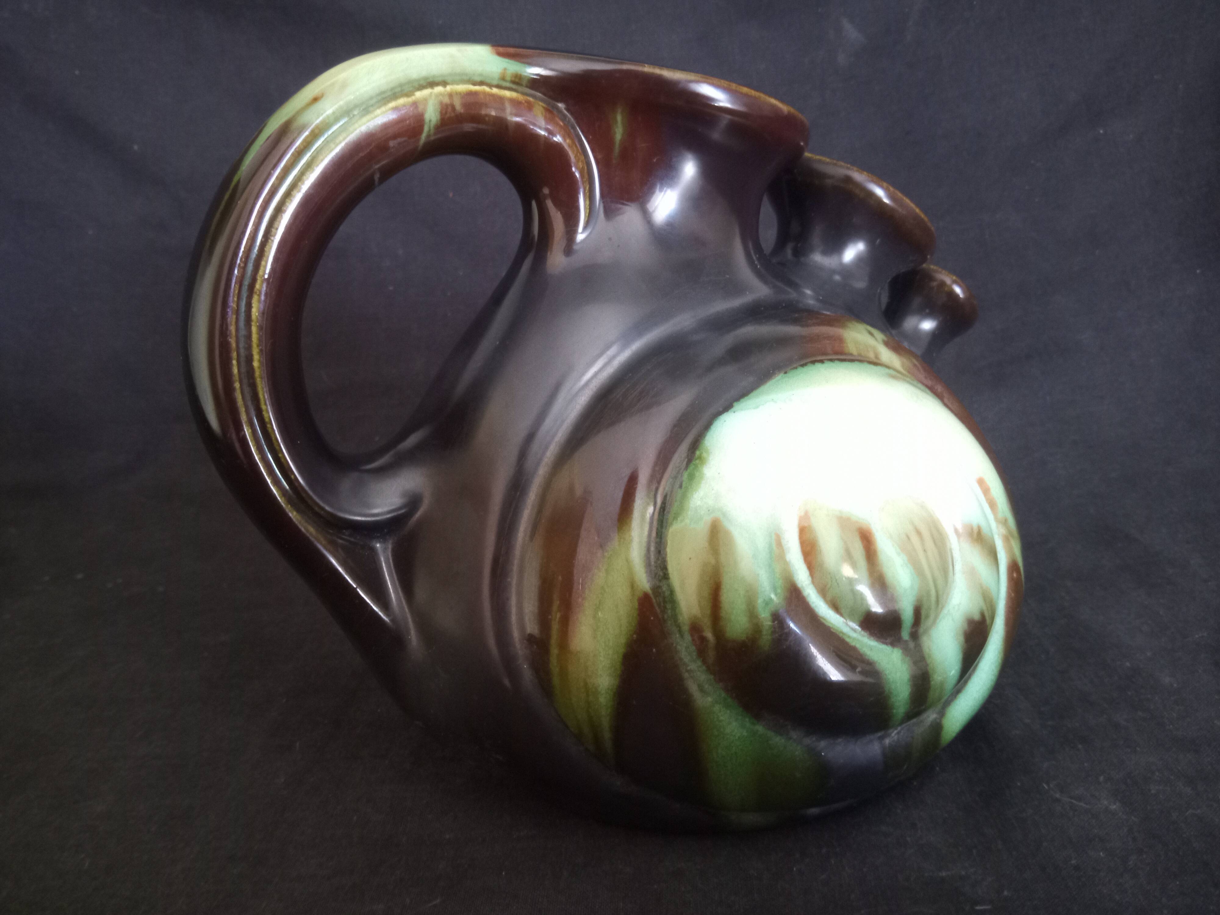 Vase with 3 flowers in the shape of a ceramic snail from Thulin (Belgium)