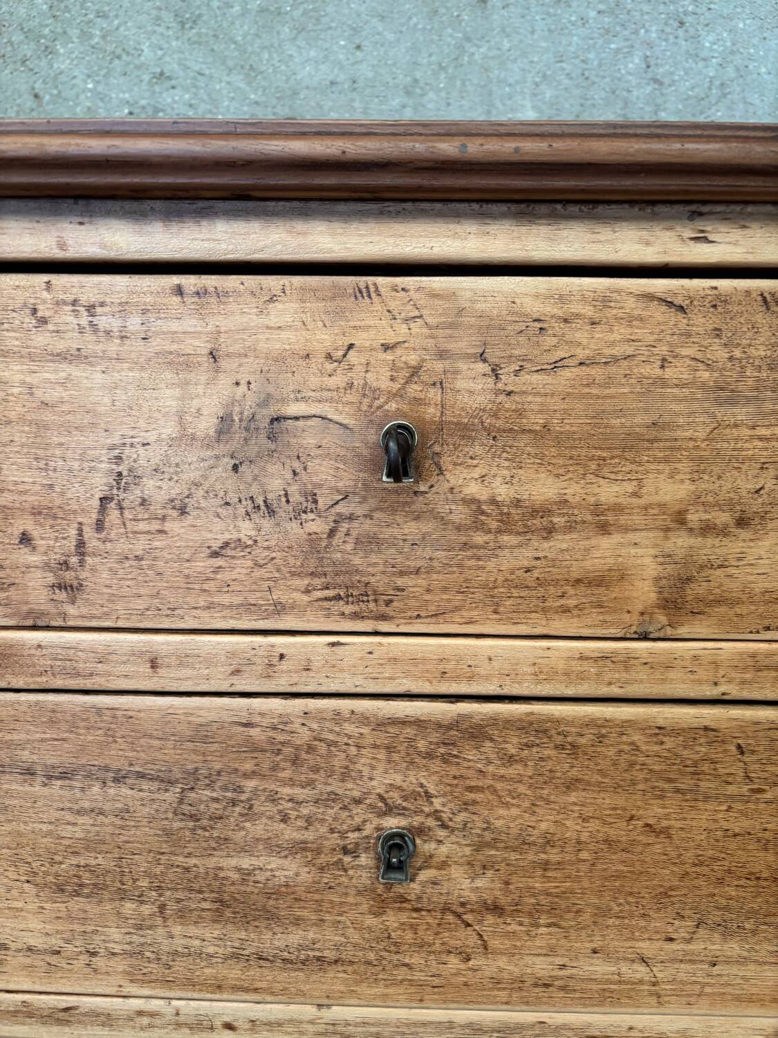 Matt varnished wooden chest of drawers