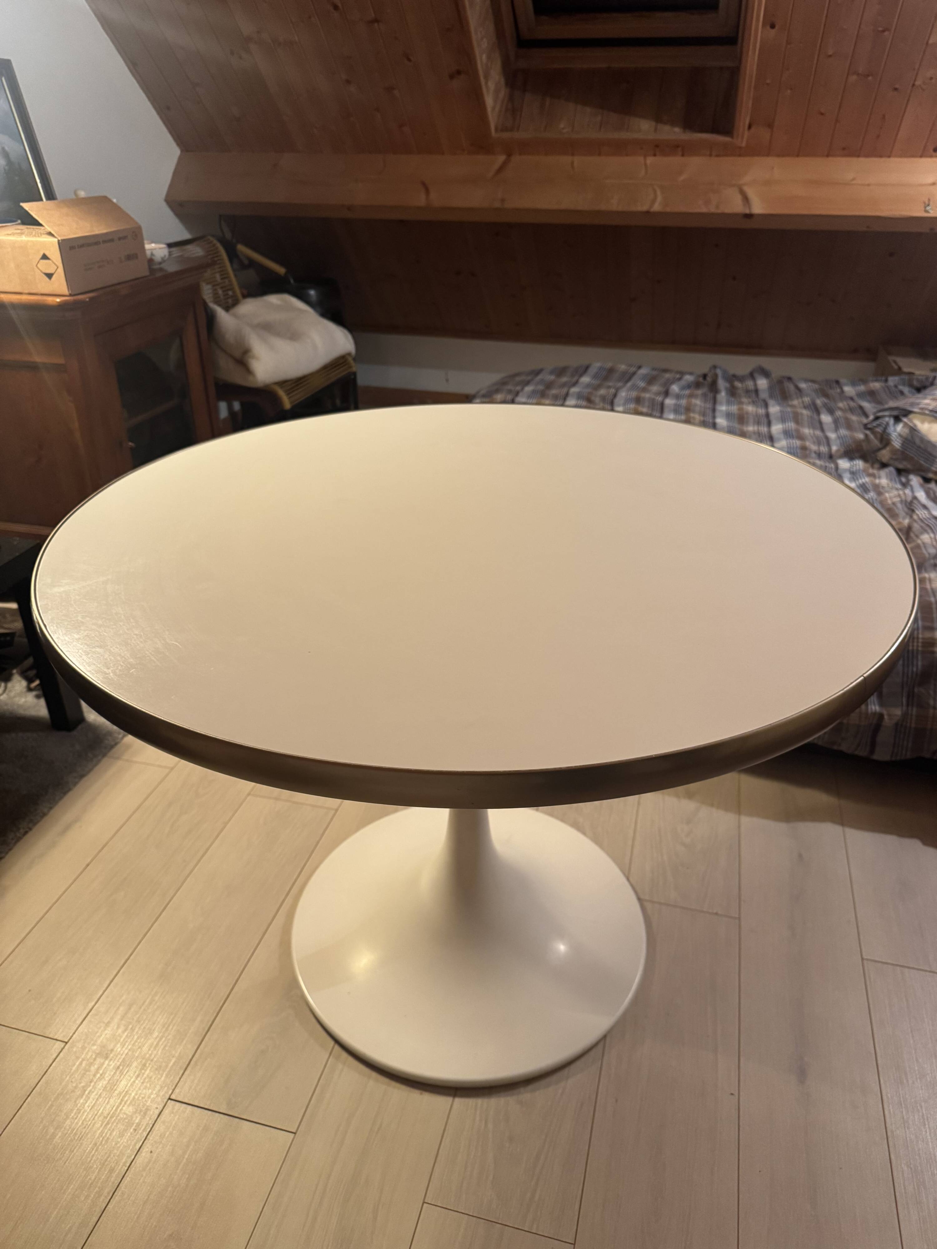 Table à manger design iconique Tulipe