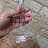 Ancienne carafe ronde en verre ciselé avec bouchon