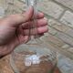 Ancienne carafe ronde en verre ciselé avec bouchon