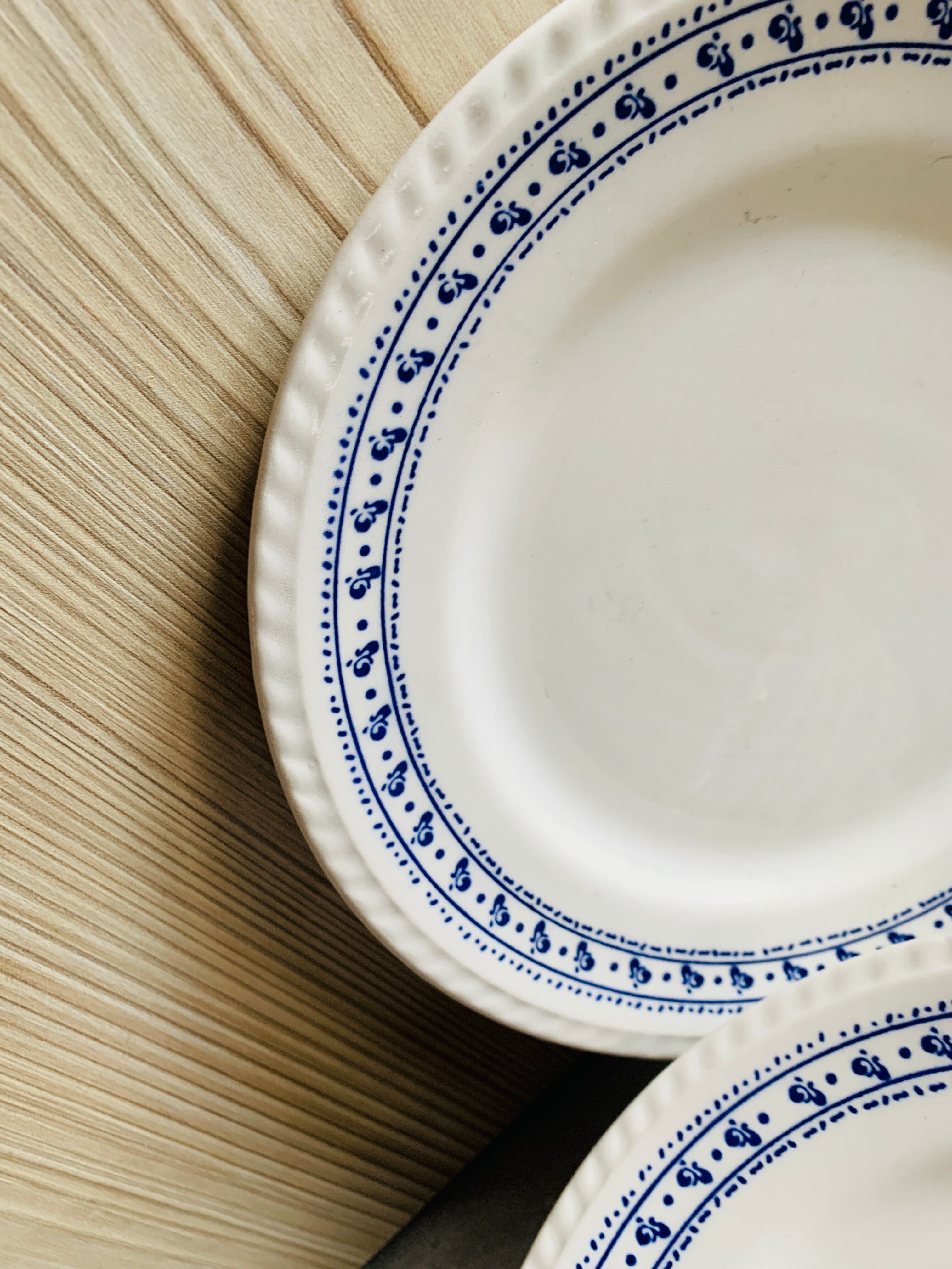 Assiettes blanche vintage à décor bleu