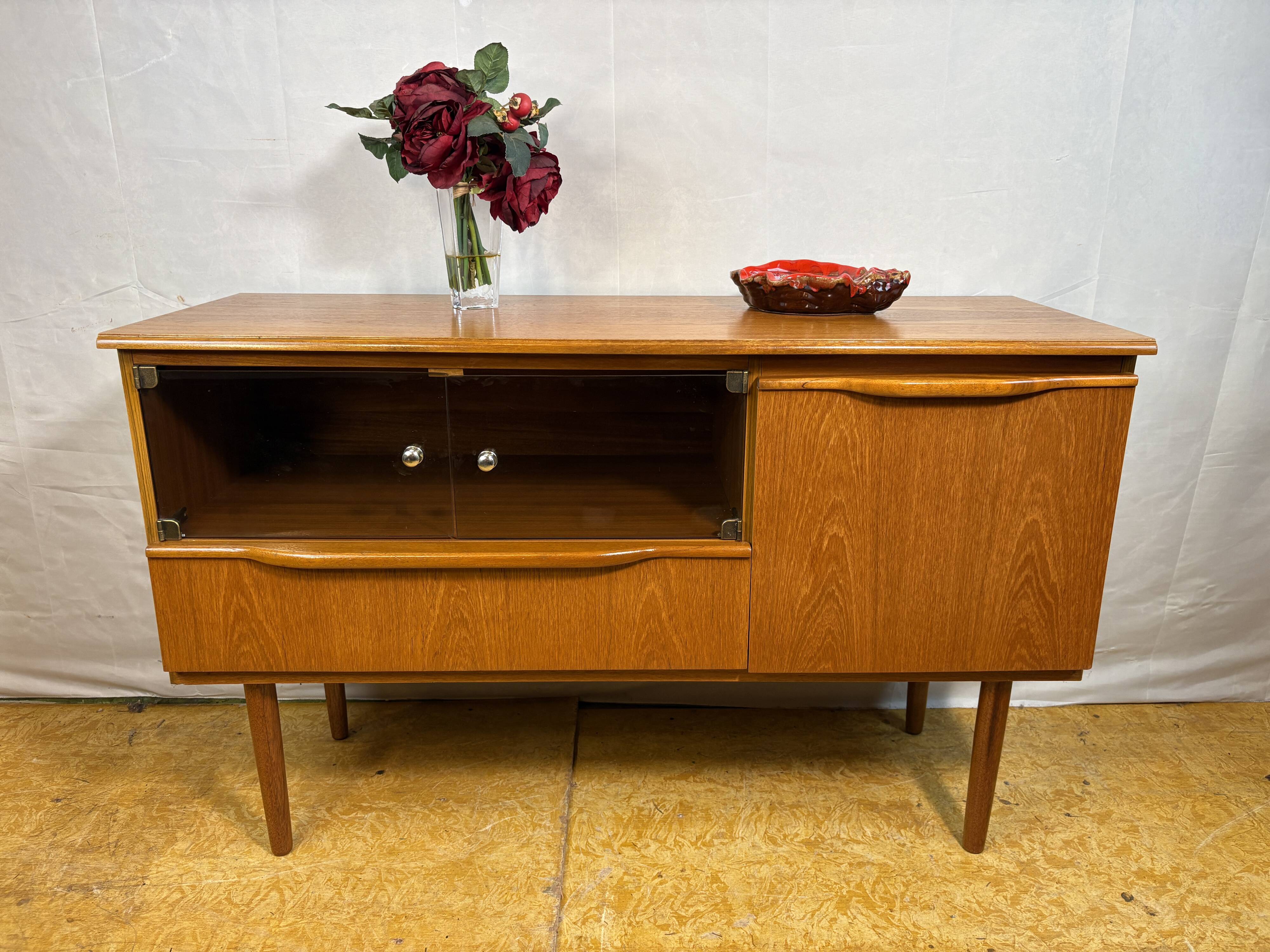 Mid-Century Retro Vintage Teak TV Unit / Media Cabinet by Sakol 1970  Compa