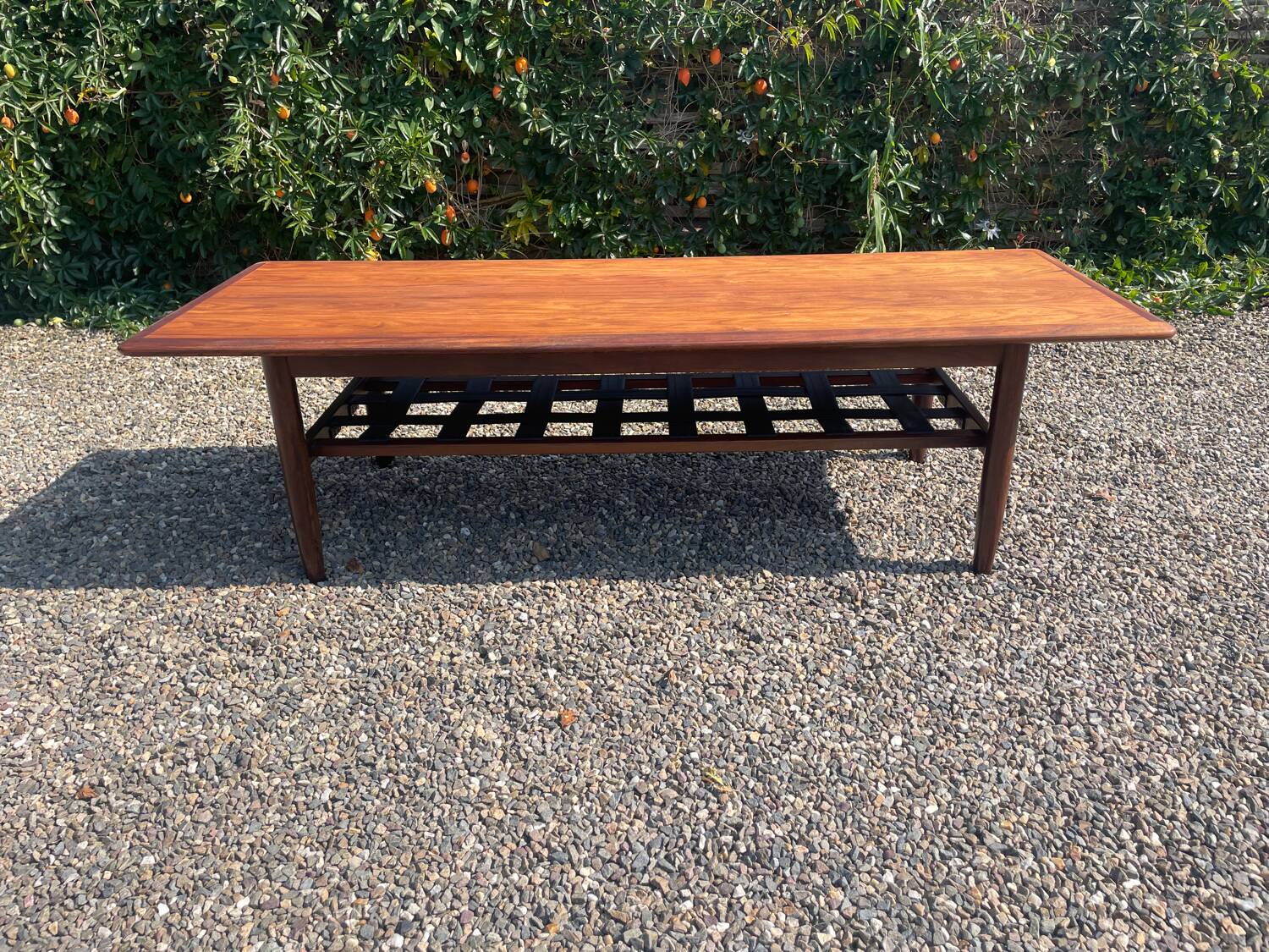 Table en palissandre Topform. Table basse vintage. Sangles en cuir