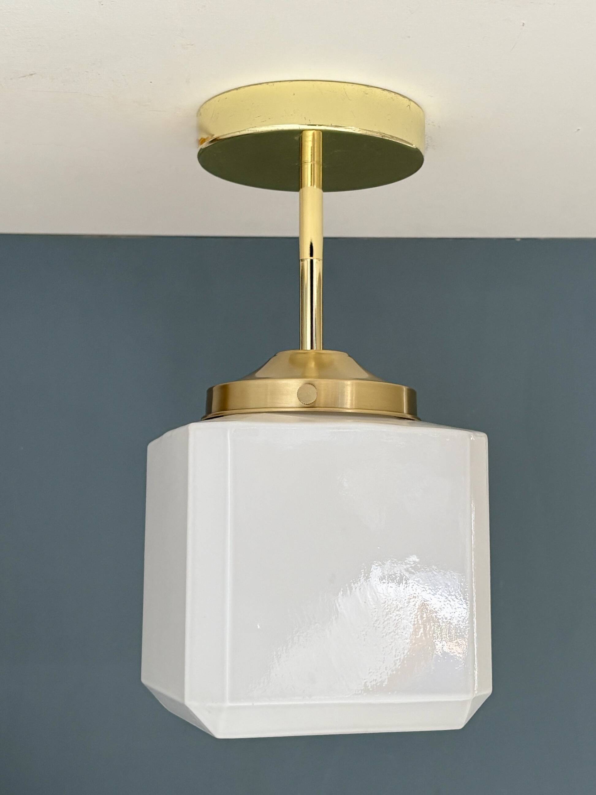 Suspension / plafonnier globe vintage carré en opaline blanche