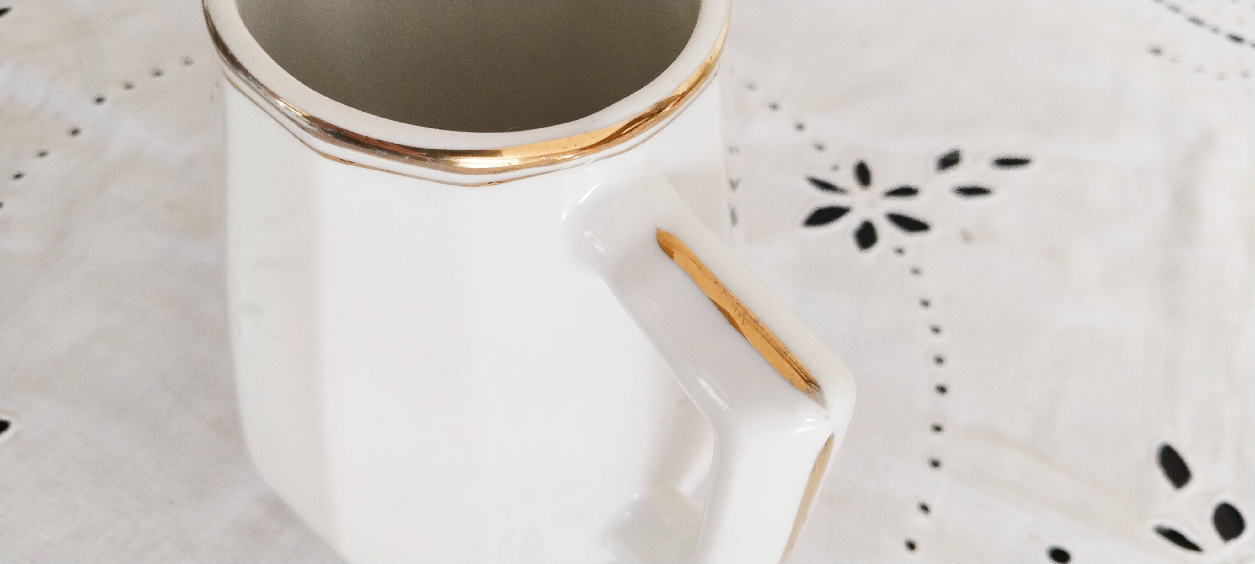 Set of 3 white and gold bistro coffee cups and coffee pot, in porcelain