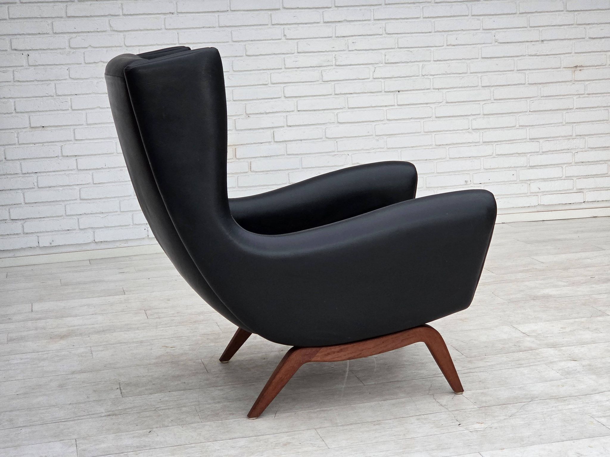 Années 1960, design danois par Illum Wikkelsø, fauteuil, modèle 110, cuir, teck.