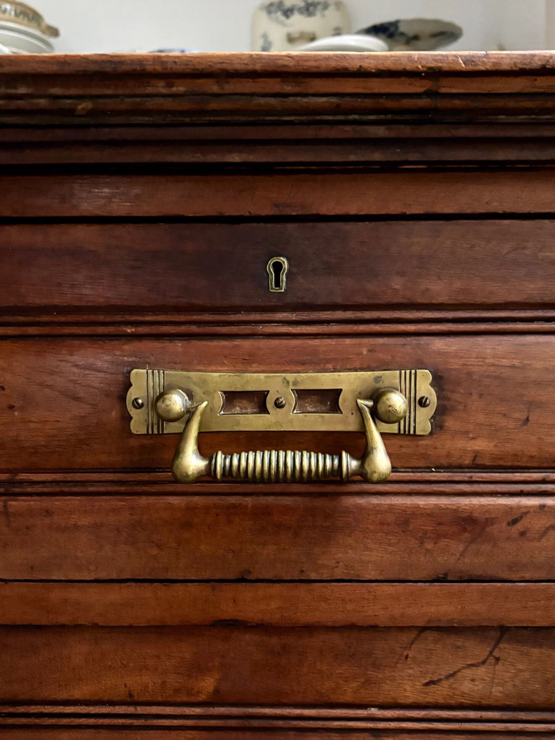 Commode anglaise Hobbs & Co 4 tiroirs en bois foncé