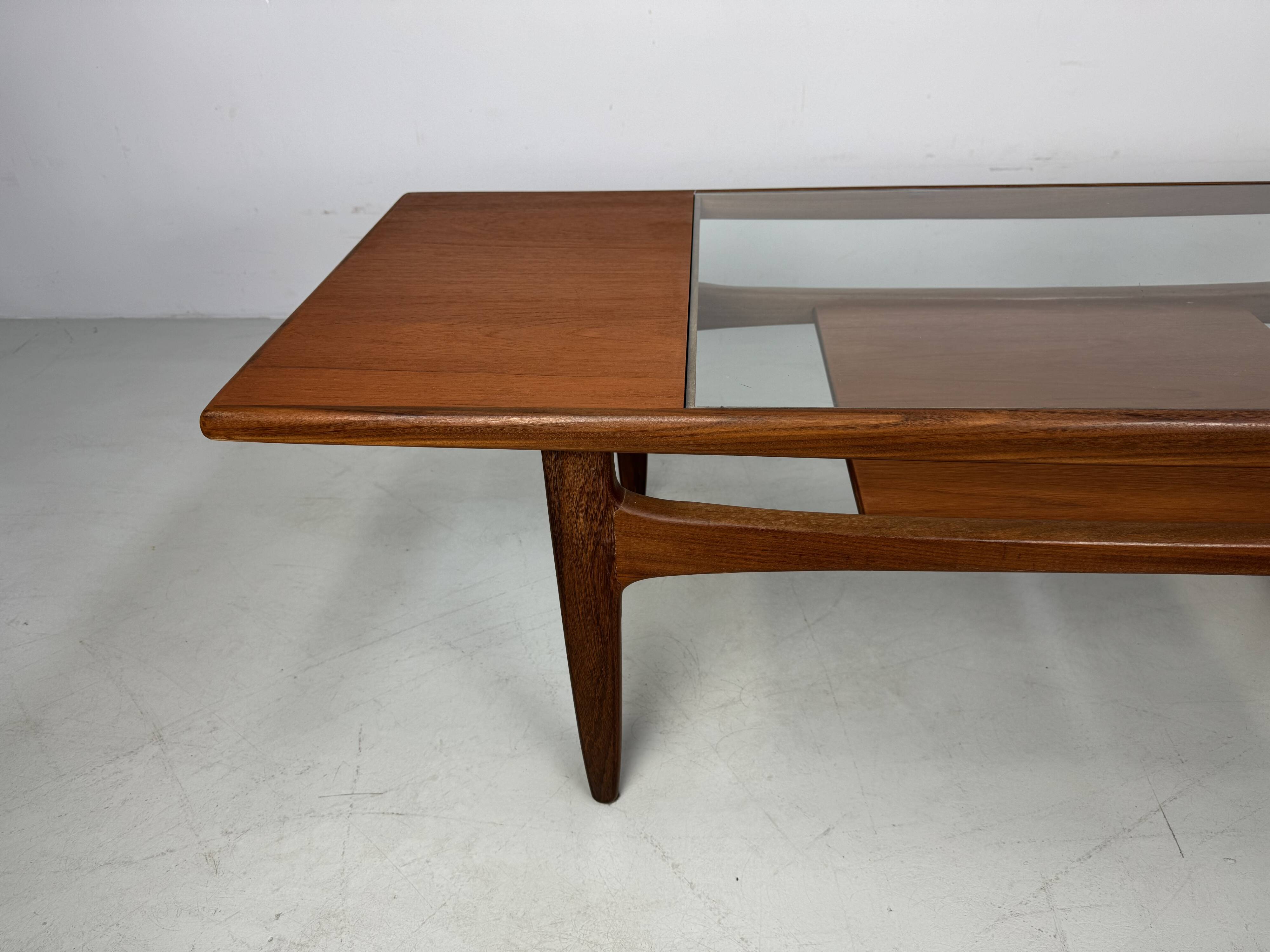 Table basse en teck des années 1960 par G-Plan, conçue par V. Wilkins.