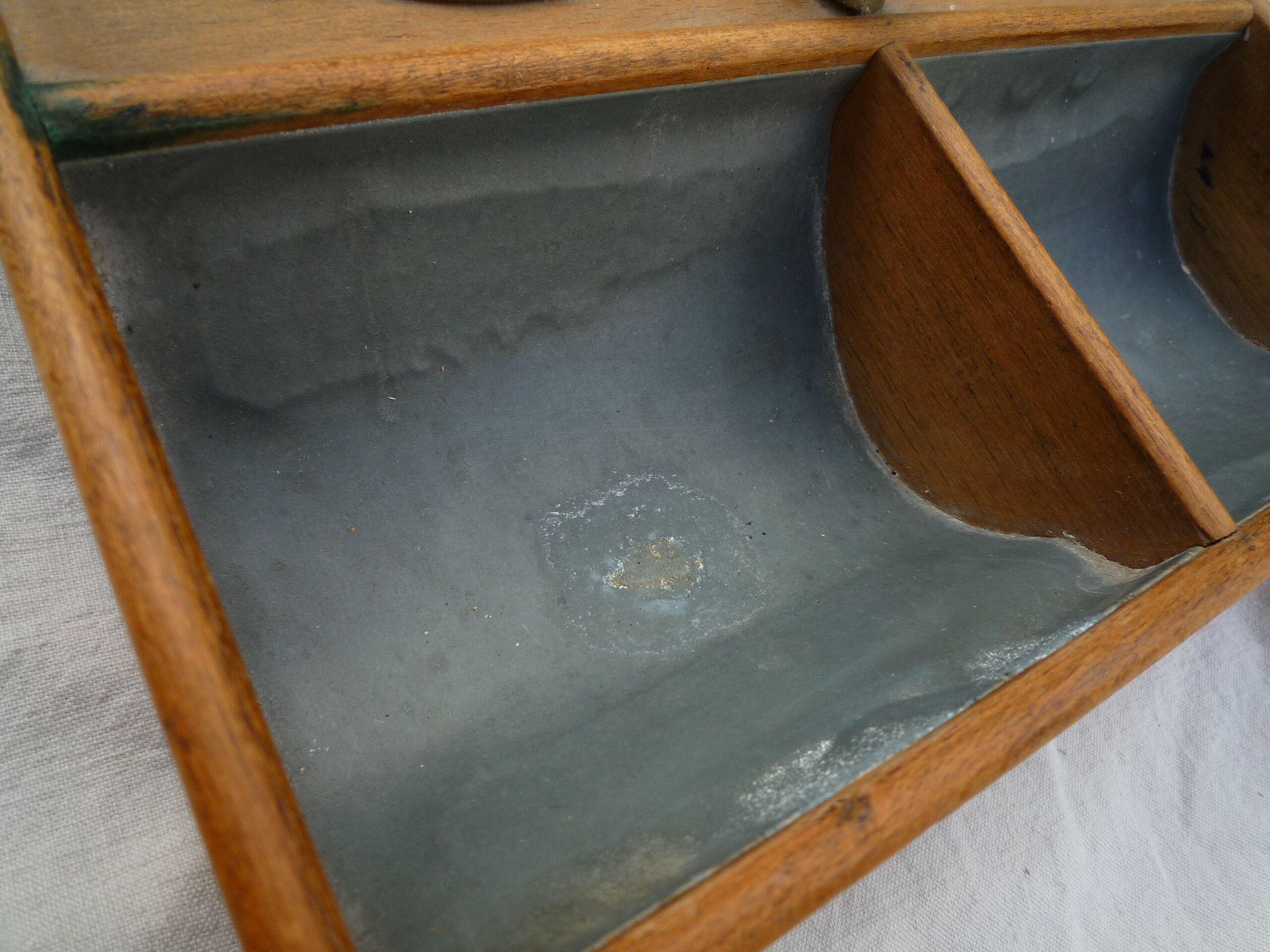 Former counter, wood and metal mint