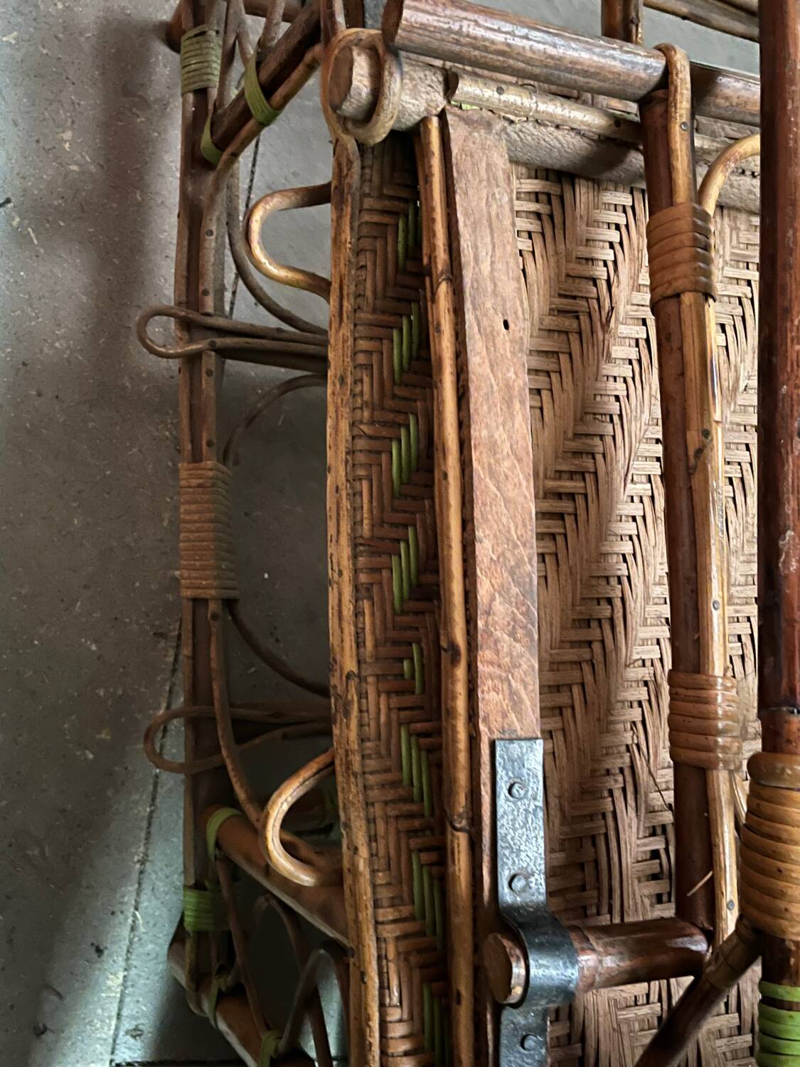 Ancienne chaise longue fauteuil en rotin osier de jardin