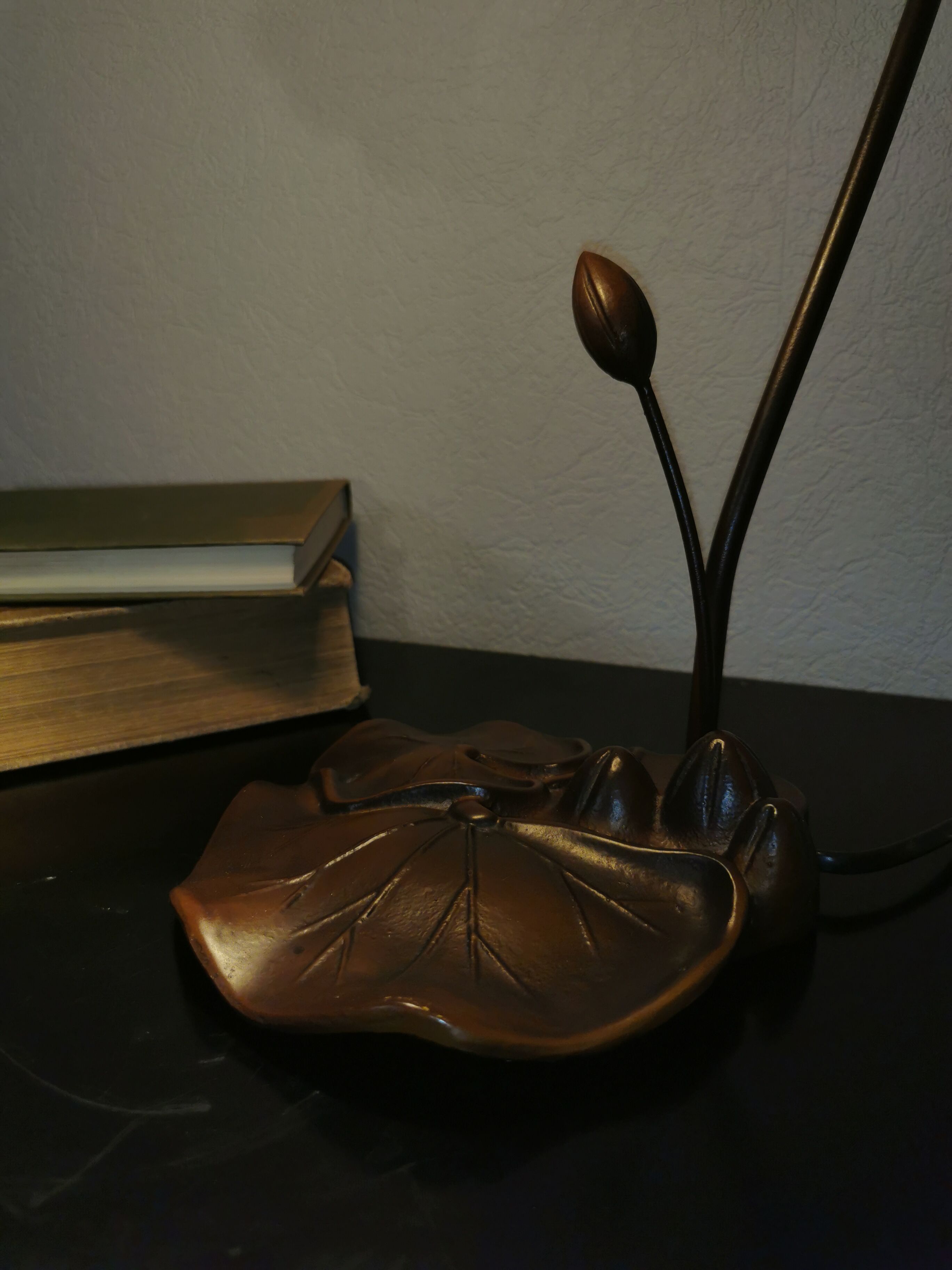 Lampe nénuphar en laiton et pâte de verre, style art nouveau.