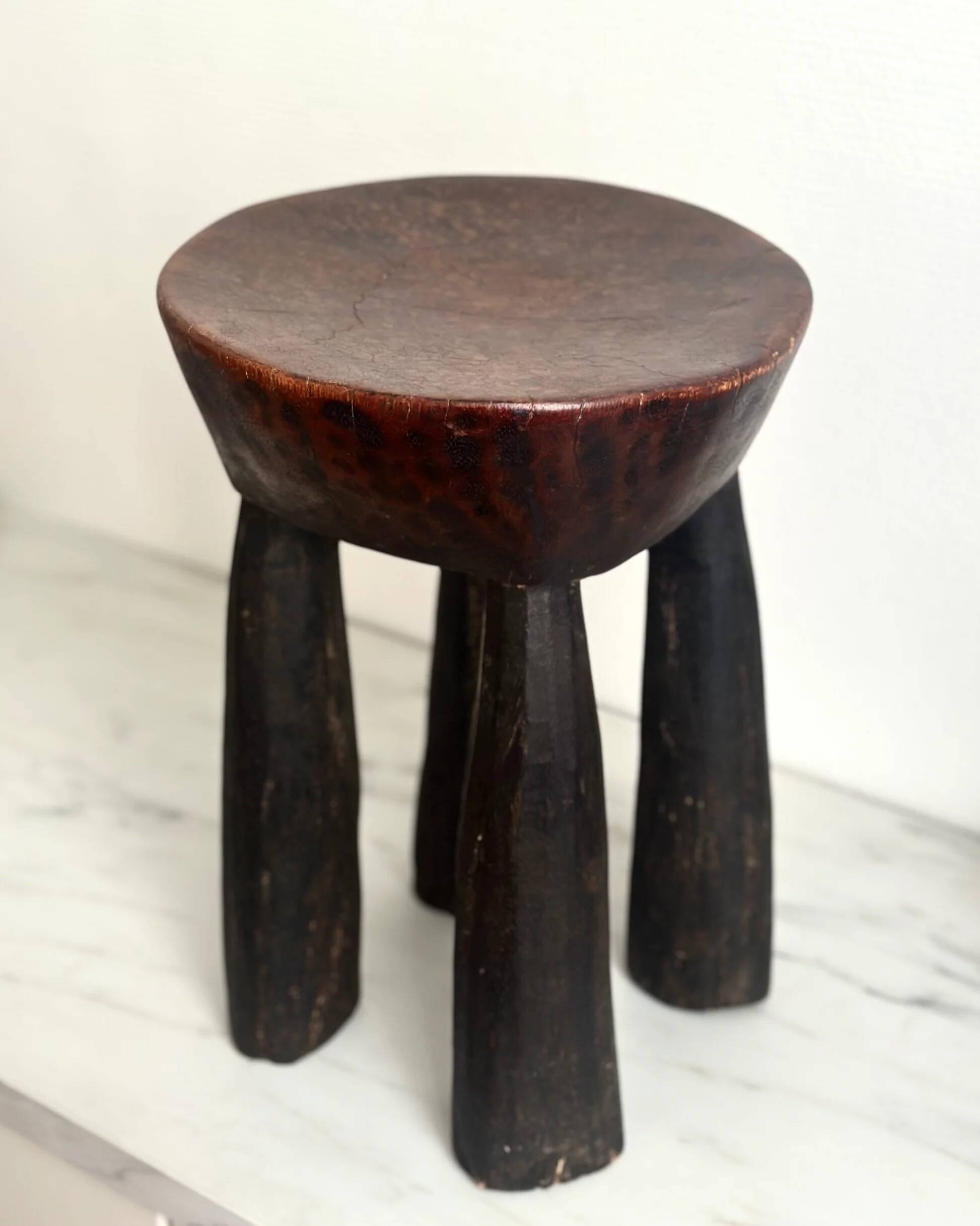 Tabouret tripode en bois sculpté, art sénoufo
