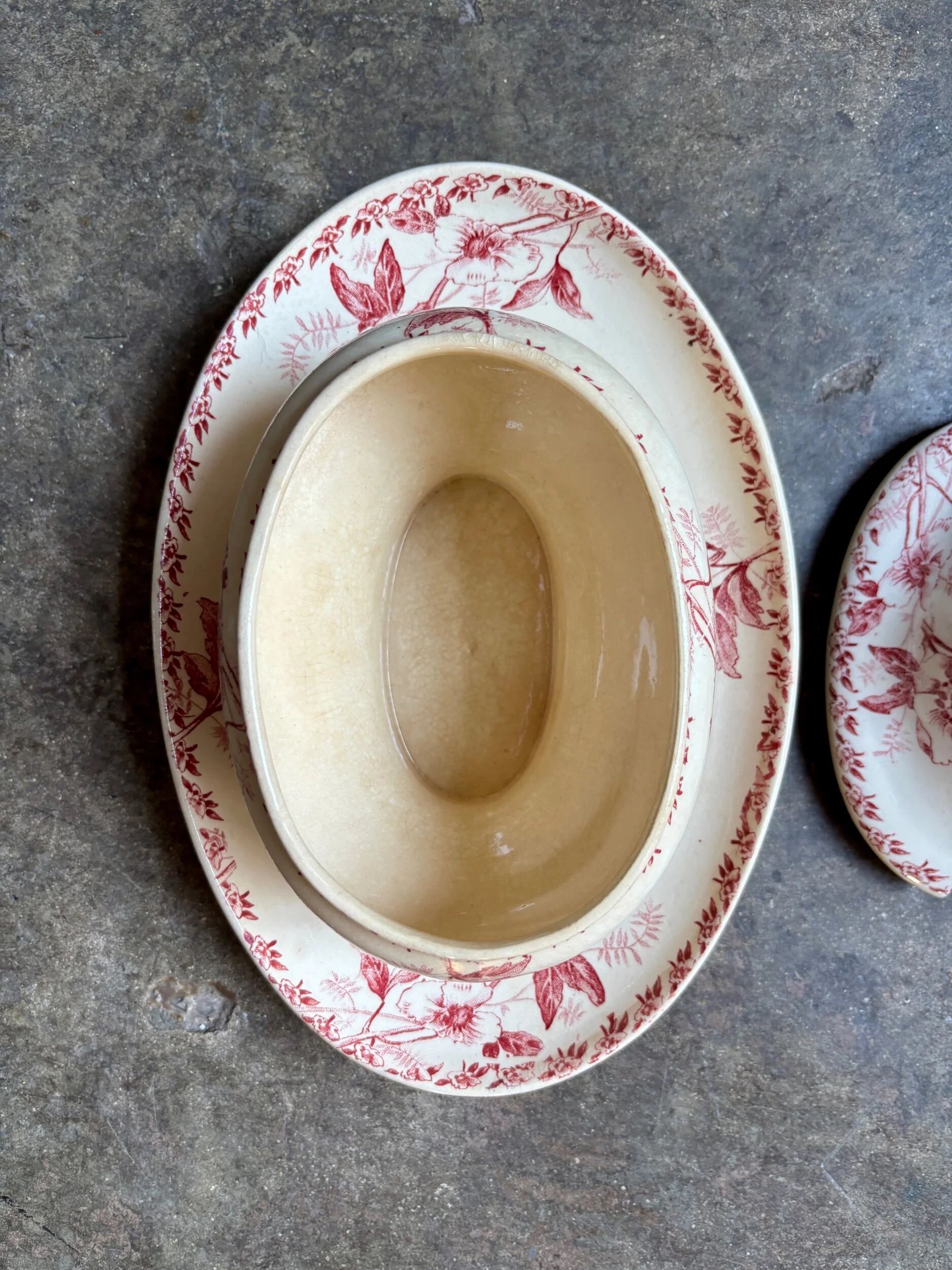 Sauceboat with lid Gien in pink ironstone, "Christmas Roses" service.